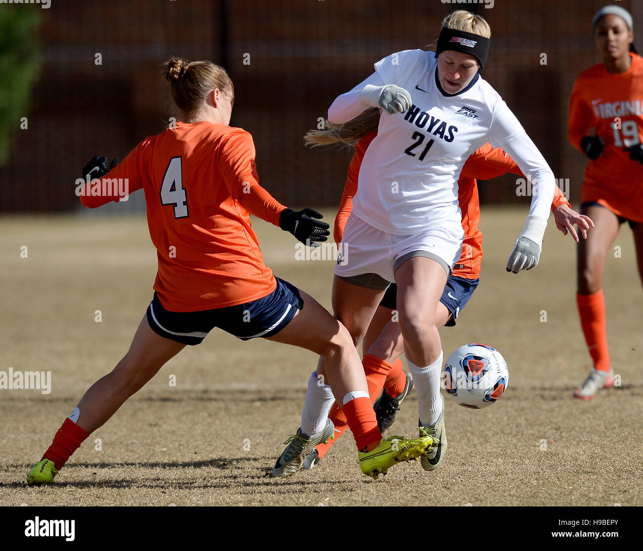 Washington, DC, USA. 20. November 2016. 20161120 - Virginia Verteidiger MEGHAN COX (4) verteidigt Georgetown vorwärts GRACE DEMASKA (21) in der ersten Hälfte des dritten Vorrundenspiel in der NCAA Frauen-Fußball-Europameisterschaft in Shaw Field in Washington. © Chuck Myers/ZUMA Draht/Alamy Live-Nachrichten Stockfoto
