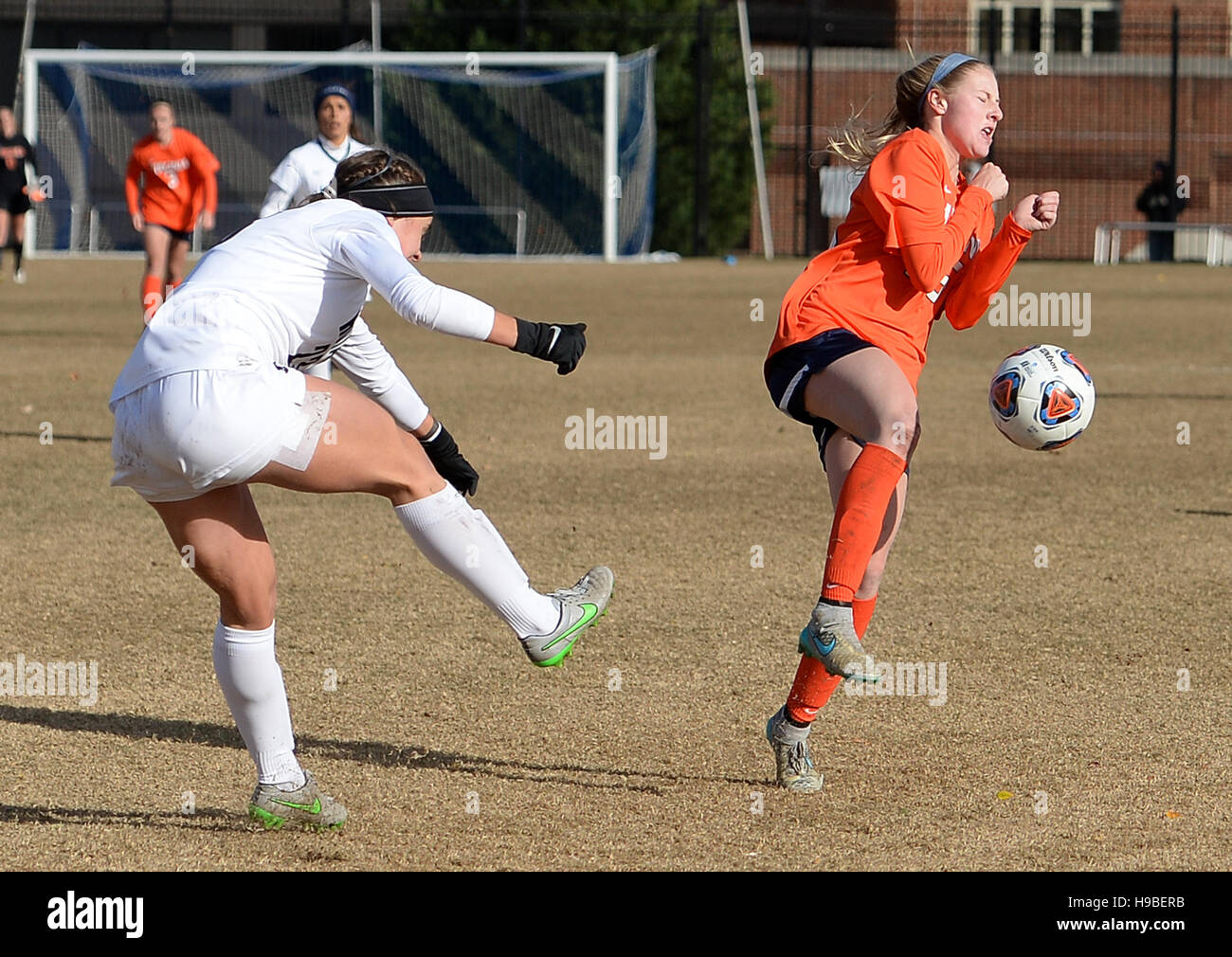 Washington, DC, USA. 20. November 2016. 20161120 - Georgetown Verteidiger MEAGHAN NALLY (23) löscht den Ball gegen Virginia vorwärts ALISSA GORZAK (25) in der zweiten Hälfte des dritten Vorrundenspiel in der NCAA Frauen-Fußball-Europameisterschaft in Shaw Field in Washington. © Chuck Myers/ZUMA Draht/Alamy Live-Nachrichten Stockfoto