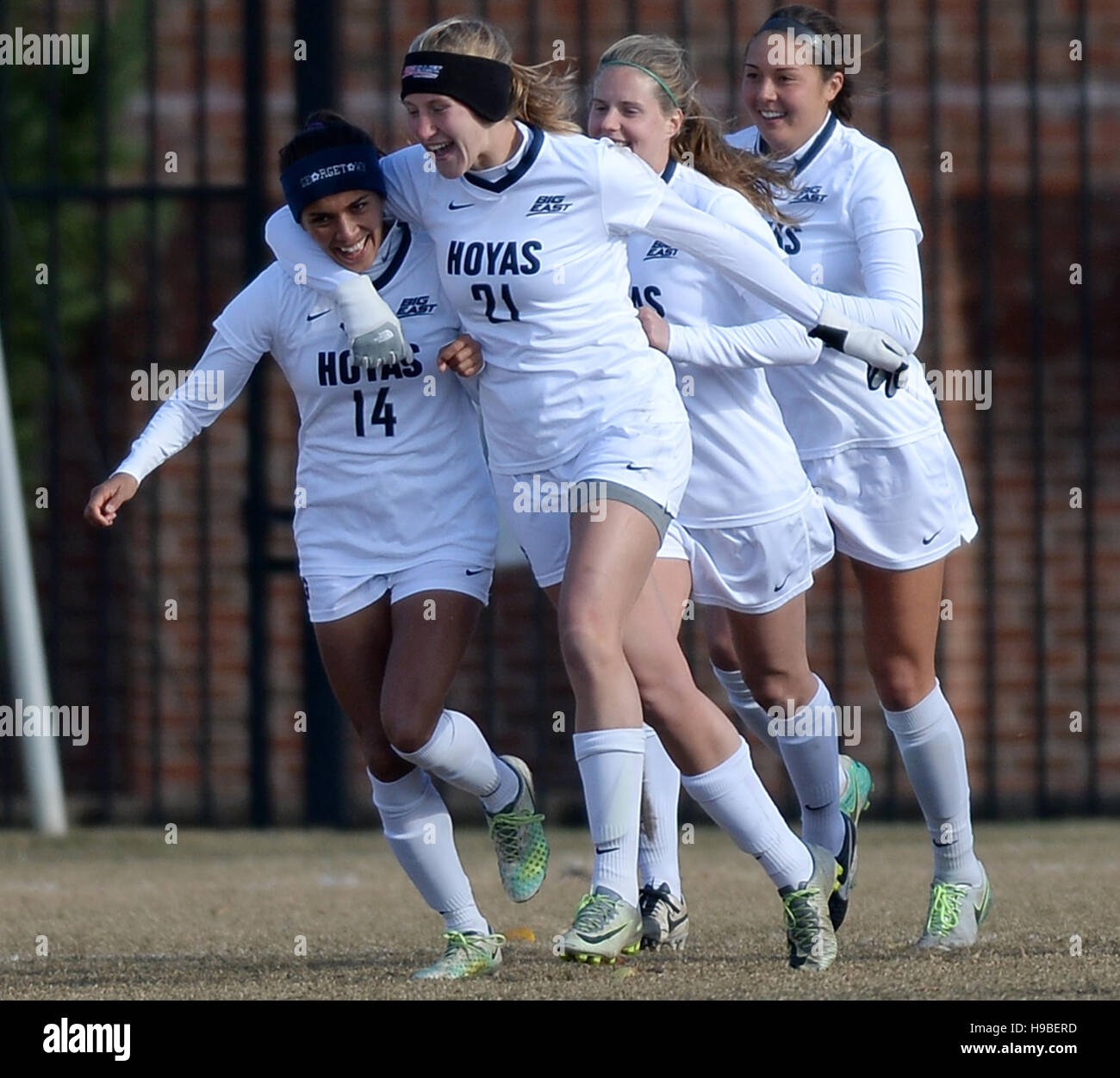 Washington, DC, USA. 20. November 2016. 20161120 - Georgetown Mittelfeldspieler CHLOE KNOTT (14) feiert ihr Ziel gegen Virginia mit Georgetown vorwärts GRACE DAMASKA (21) in der zweiten Hälfte des dritten Vorrundenspiel in der NCAA Frauen-Fußball-Europameisterschaft in Shaw Field in Washington. © Chuck Myers/ZUMA Draht/Alamy Live-Nachrichten Stockfoto