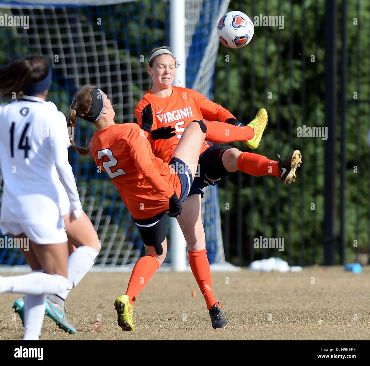 Washington, DC, USA. 20. November 2016. 20161120 - Virginia Mittelfeldspieler klare BETSY BRANDON (2) und Virginia Verteidiger KRISTIN MCNABB (5) den Ball gegen Georgetown in der zweiten Hälfte des dritte Runde überein in der NCAA Frauen-Fußball-Europameisterschaft in Shaw Field in Washington. © Chuck Myers/ZUMA Draht/Alamy Live-Nachrichten Stockfoto