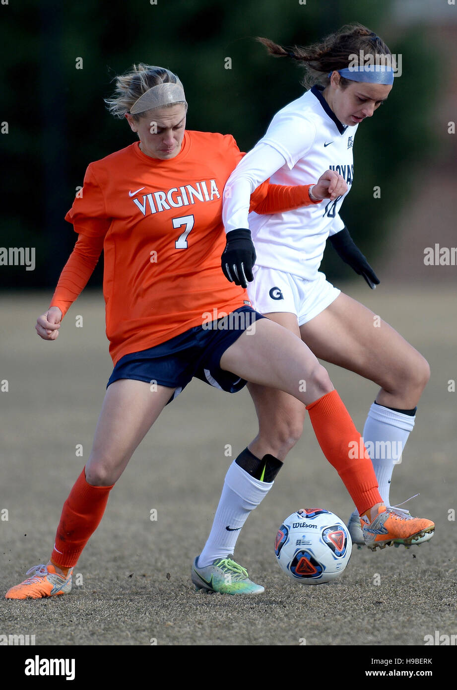 Washington, DC, USA. 20. November 2016. 20161120 - Georgetown vorwärts CAITLIN FARRELL (18) und Virginia Mittelfeldspieler BETSY BRANDON (2) wetteifern um den Ball in der zweiten Hälfte des dritten Vorrundenspiel in der NCAA Frauen-Fußball-Europameisterschaft in Shaw Field in Washington. © Chuck Myers/ZUMA Draht/Alamy Live-Nachrichten Stockfoto