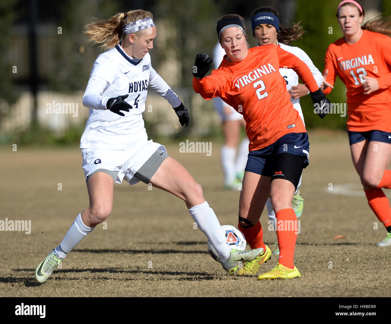 Washington, DC, USA. 20. November 2016. 20161120 - Georgetown Verteidiger ELIZABETH WENGER (4) verteidigt einen Schuss von Virginia Mittelfeldspieler BETSY BRANDON (2) in der zweiten Hälfte des dritten Vorrundenspiel in der NCAA Frauen-Fußball-Europameisterschaft in Shaw Field in Washington. © Chuck Myers/ZUMA Draht/Alamy Live-Nachrichten Stockfoto