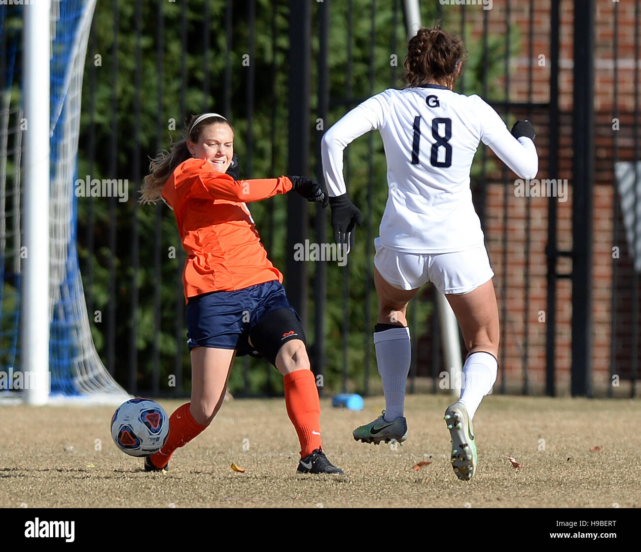 Washington, DC, USA. 20. November 2016. 20161120 - Virginia Verteidiger KRISTIN MCNABB (5) löscht den Ball vor Georgetown vorwärts CAITLIN FARRELL (18) in der zweiten Hälfte des dritten Vorrundenspiel in der NCAA Frauen-Fußball-Europameisterschaft in Shaw Field in Washington. © Chuck Myers/ZUMA Draht/Alamy Live-Nachrichten Stockfoto