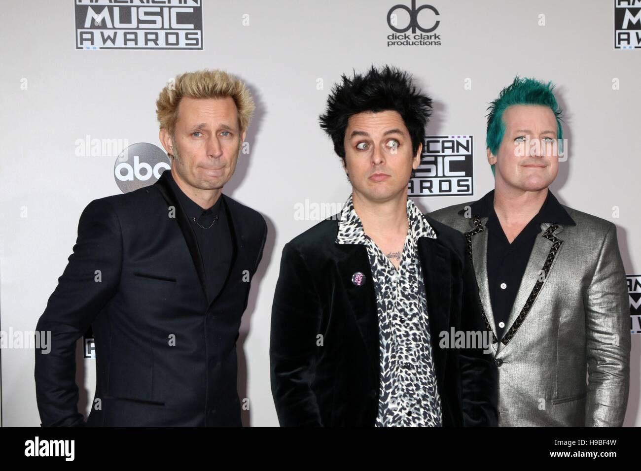 Los Angeles, CA, USA. 20. November 2016. Mike Dirnt, Billie, Tr? Cool, Green Day im Ankunftsbereich für 2016 American Music Awards (AMA) - Ankünfte, Microsoft Theater, Los Angeles, CA 20. November 2016. Bildnachweis: Priscilla Grant/Everett Collection/Alamy Live-Nachrichten Stockfoto
