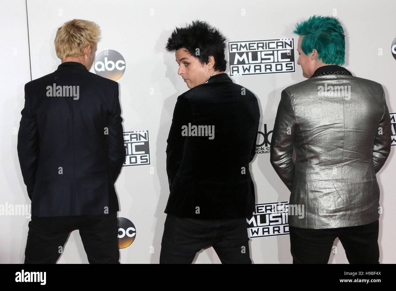 Los Angeles, CA, USA. 20. November 2016. Mike Dirnt, Billie, Tr? Cool, Green Day im Ankunftsbereich für 2016 American Music Awards (AMA) - Ankünfte, Microsoft Theater, Los Angeles, CA 20. November 2016. Bildnachweis: Priscilla Grant/Everett Collection/Alamy Live-Nachrichten Stockfoto