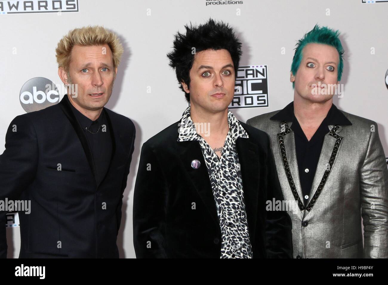 Los Angeles, CA, USA. 20. November 2016. Mike Dirnt, Billie, Tr? Cool, Green Day im Ankunftsbereich für 2016 American Music Awards (AMA) - Ankünfte, Microsoft Theater, Los Angeles, CA 20. November 2016. Bildnachweis: Priscilla Grant/Everett Collection/Alamy Live-Nachrichten Stockfoto