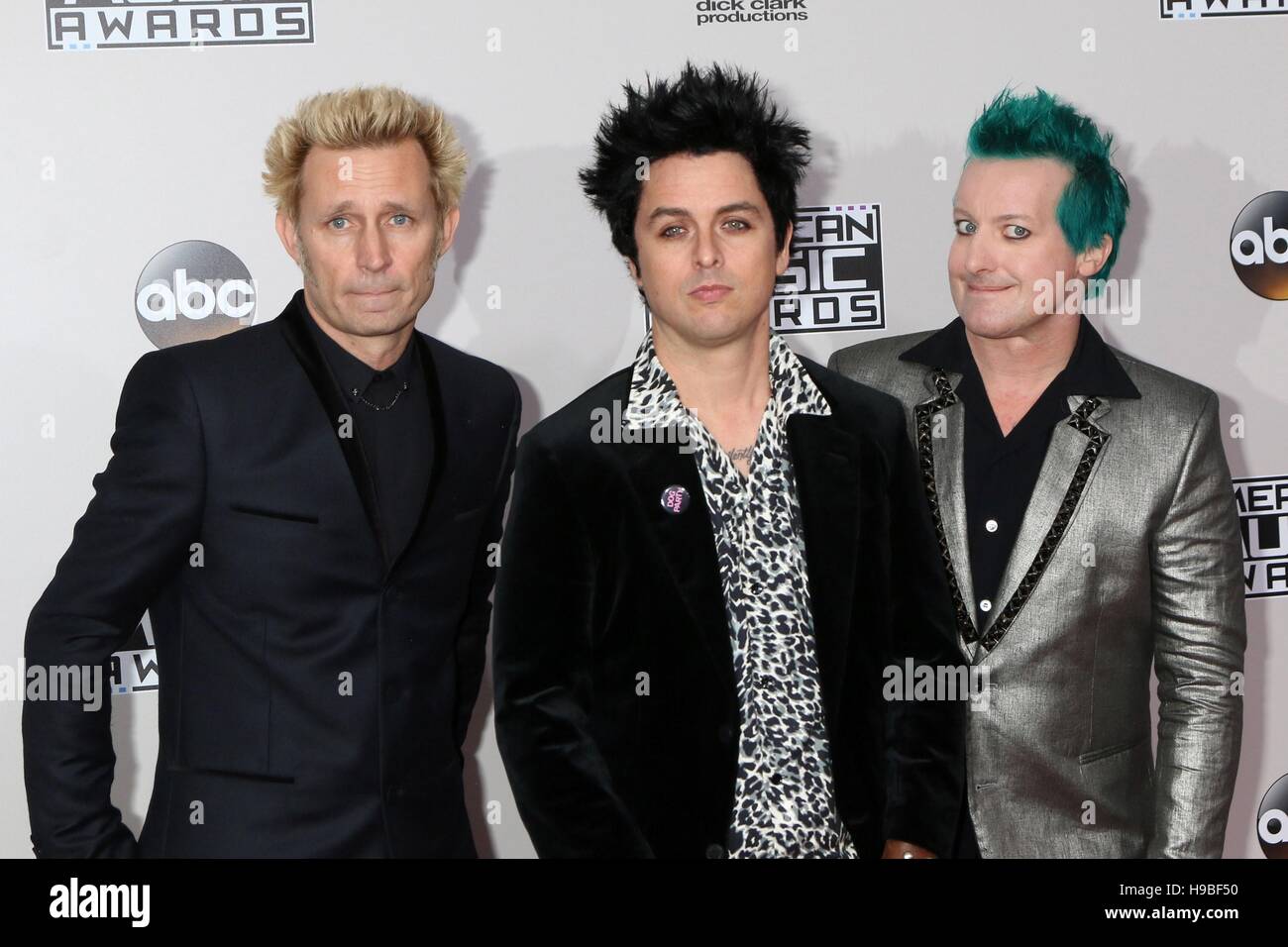 Los Angeles, CA, USA. 20. November 2016. Mike Dirnt, Billie, Tr? Cool, Green Day im Ankunftsbereich für 2016 American Music Awards (AMA) - Ankünfte, Microsoft Theater, Los Angeles, CA 20. November 2016. Bildnachweis: Priscilla Grant/Everett Collection/Alamy Live-Nachrichten Stockfoto
