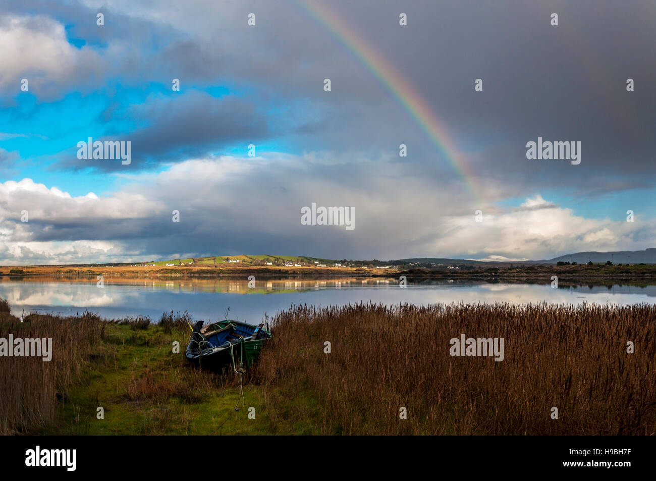 Ardara, County Donegal, Irland Wetter. 21. November 2016. Ein Regenbogen erscheint nach kurzer Regenschauer nach einem kalten frostigen Start in den Tag über Irlands "Wild Atlantic Way". Bildnachweis: Richard Wayman/Alamy Live-Nachrichten Stockfoto