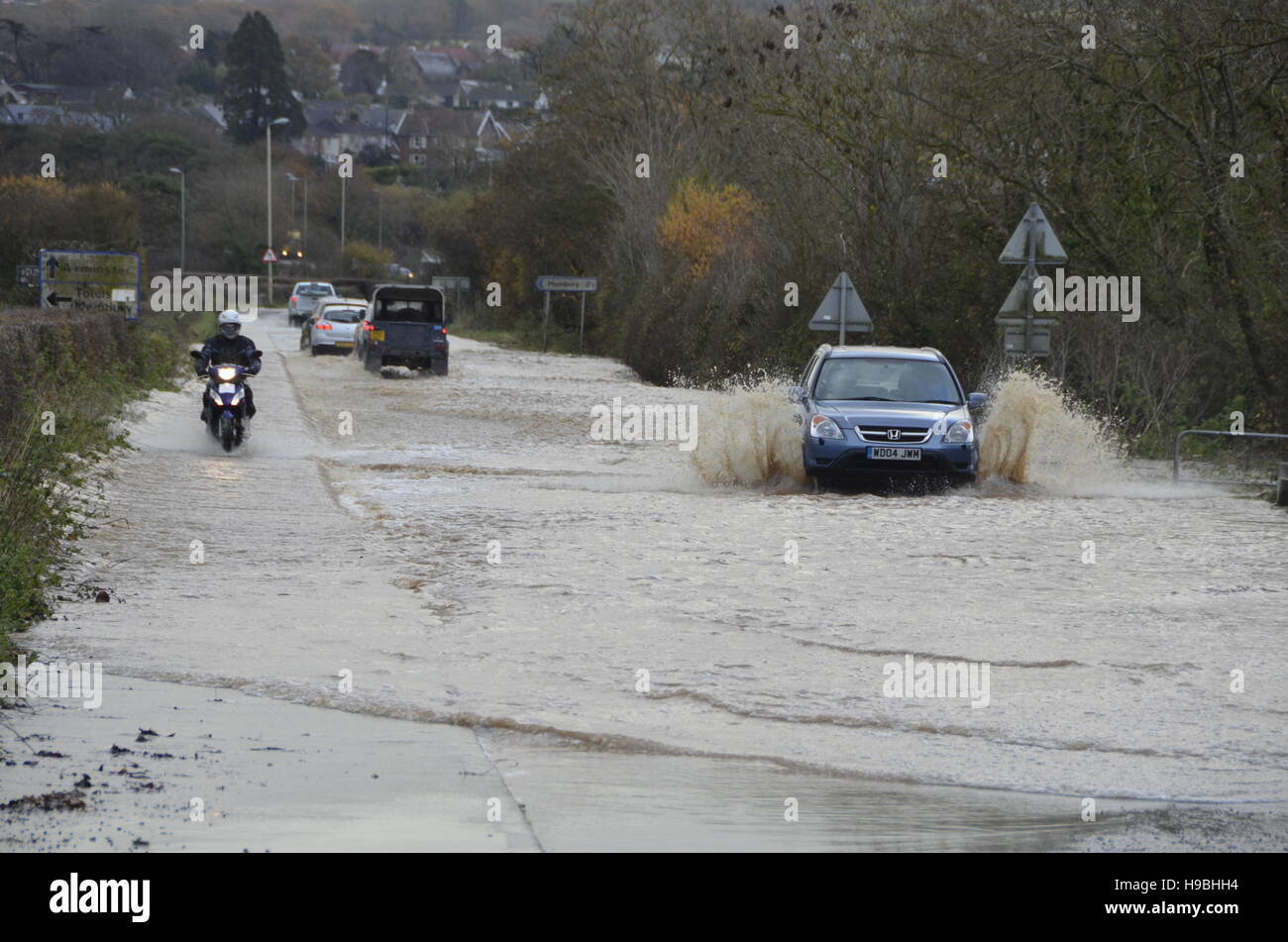 Axminster, Devon, UK. 21. November 2016. Großbritannien Wetter. Treiber zu riskieren, gehen durch tiefe Hochwasser auf der B3261 am Axminster in Devon, die durch den Fluss Yarty nach einer längeren Durststrecke mit heftigem Regen überschwemmt wurde. Bildnachweis: Graham Hunt/Alamy Live-Nachrichten Stockfoto