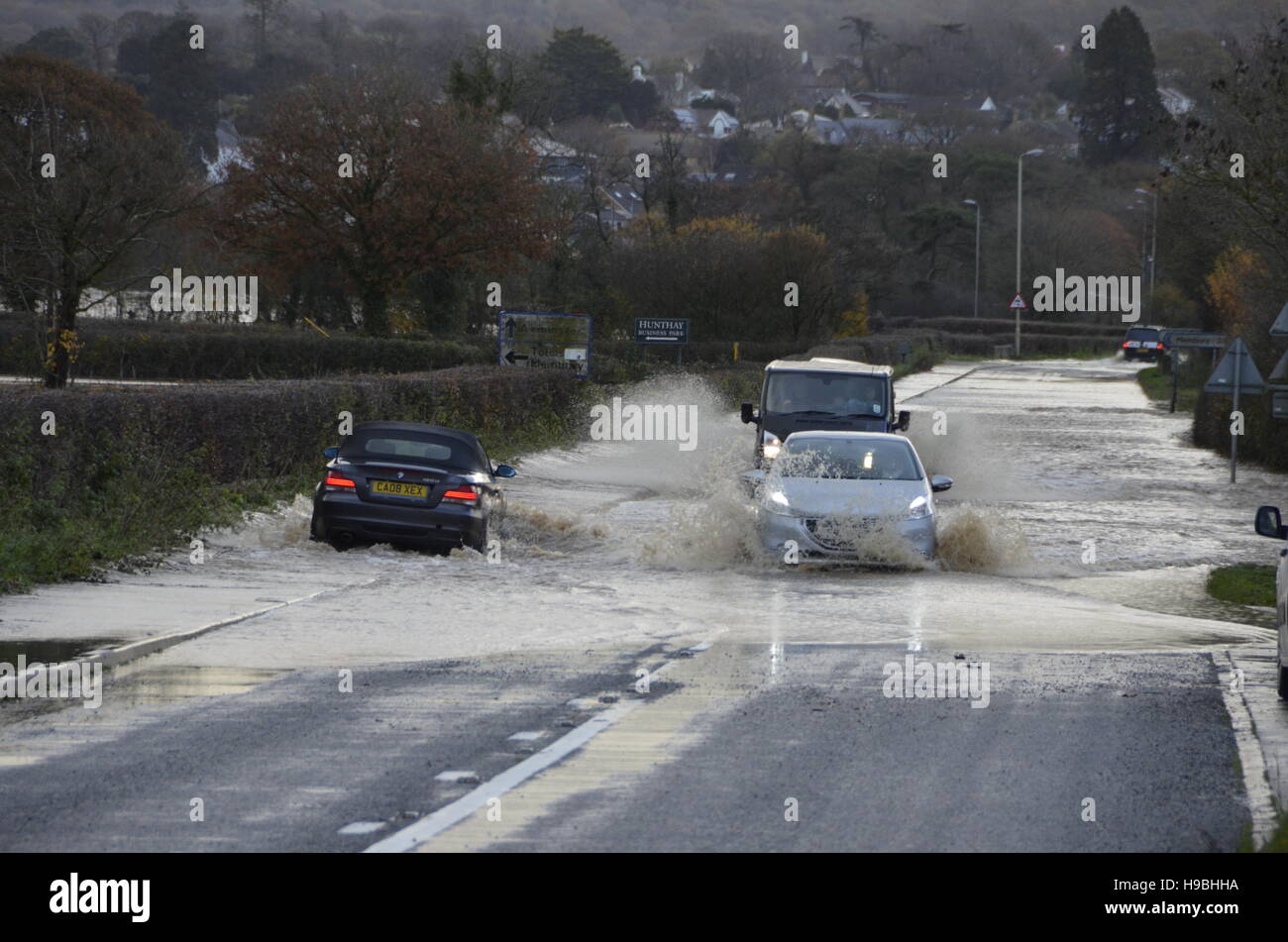 Axminster, Devon, UK. 21. November 2016. Großbritannien Wetter. Treiber zu riskieren, gehen durch tiefe Hochwasser auf der B3261 am Axminster in Devon, die durch den Fluss Yarty nach einer längeren Durststrecke mit heftigem Regen überschwemmt wurde. Bildnachweis: Graham Hunt/Alamy Live-Nachrichten Stockfoto