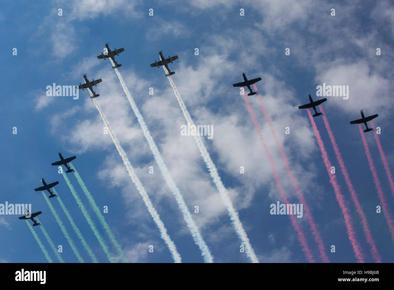 Mexico City, Mexiko. 21. November 2016. A fliegen von mexikanische Luftwaffe Kämpfer während der Feierlichkeiten zum 106. Jahrestag der mexikanischen Revolution am Campo Marte November 20,2016 in Mexico City, Mexiko. Präsident Enrique Pena Nieto präsentiert Aktionen und Auszeichnungen für Mitglieder der Streitkräfte im Rahmen der Veranstaltung. Bildnachweis: Planetpix/Alamy Live-Nachrichten Stockfoto