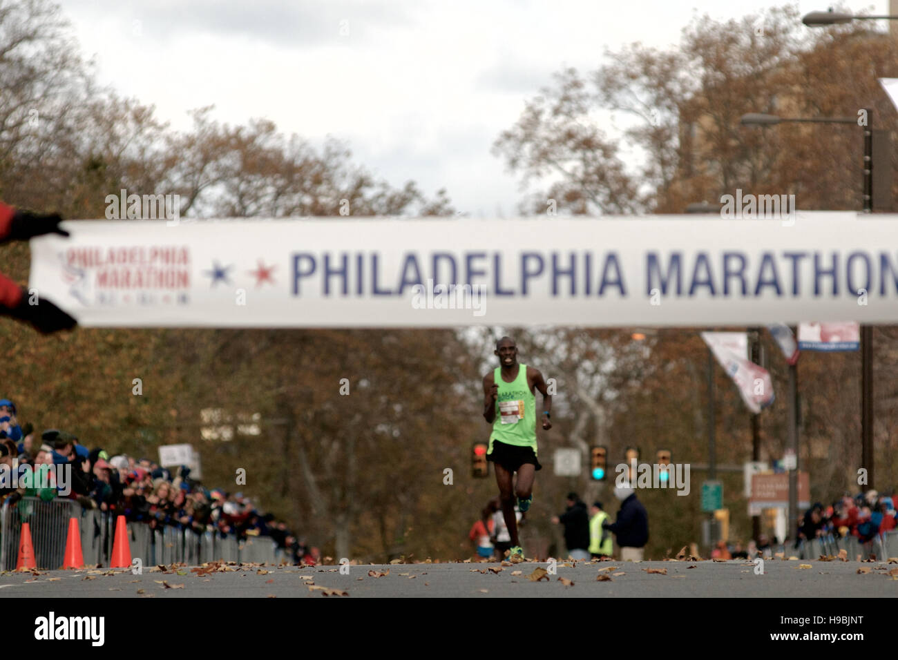 Philadelphia, Pennsylvania, USA. 20. November 2016. Kimutai Cheruiyot Kenias bricht die Erfolgsbilanz mit 02:15:53, da er die 2016 Philadelphia Marathon am 20. November 2016, am Benjamin Franklin Parkway in Center City, Philadelphia, PA gewinnt.  Mit der Stadt von Philadelphia, Übernahme der Organisation des Kurses sowie Start und Ziel sind Standorte etwas anders aus vergangenen Jahren. Die Gewinner für das Jahr 2016 sind im Herren-Rennen, Kimutai Cheruiyot in 02:15:53, und Taylor Ward in den Frauen Rennen in 02:36:25 Credit: Bastiaan Slabbers/Alamy Live News Stockfoto