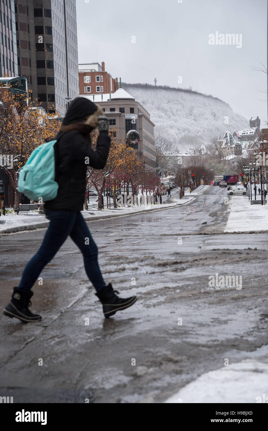 Montreal, Kanada. 21. November 2016. Erste Schnee der Saison trifft die Stadt. Mc Gill College Avenue und Mont-Royal. Bildnachweis: Marc Bruxelle/Alamy Live-Nachrichten Stockfoto