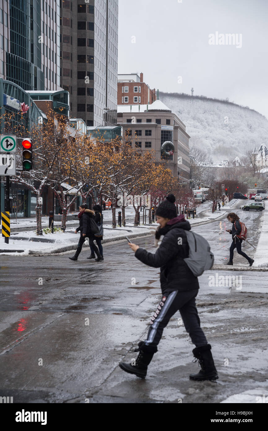 Montreal, Kanada. 21. November 2016. Erste Schnee der Saison trifft die Stadt. Mc Gill College Avenue und Mont-Royal. Bildnachweis: Marc Bruxelle/Alamy Live-Nachrichten Stockfoto