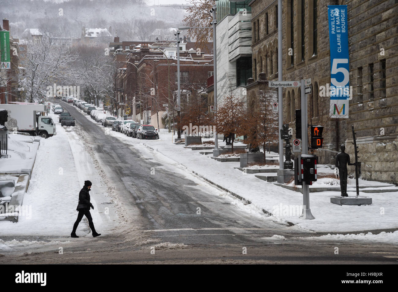 Montreal, Kanada. 21. November 2016. Erste Schnee der Saison trifft die Stadt. Fußgänger im Geschaeftsviertel. Bildnachweis: Marc Bruxelle/Alamy Live-Nachrichten Stockfoto