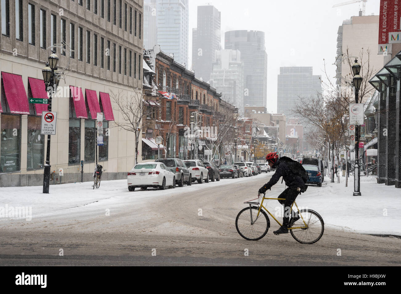 Montreal, Kanada. 21. November 2016. Erste Schnee der Saison trifft die Stadt. Biken im Schnee. Bildnachweis: Marc Bruxelle/Alamy Live-Nachrichten Stockfoto