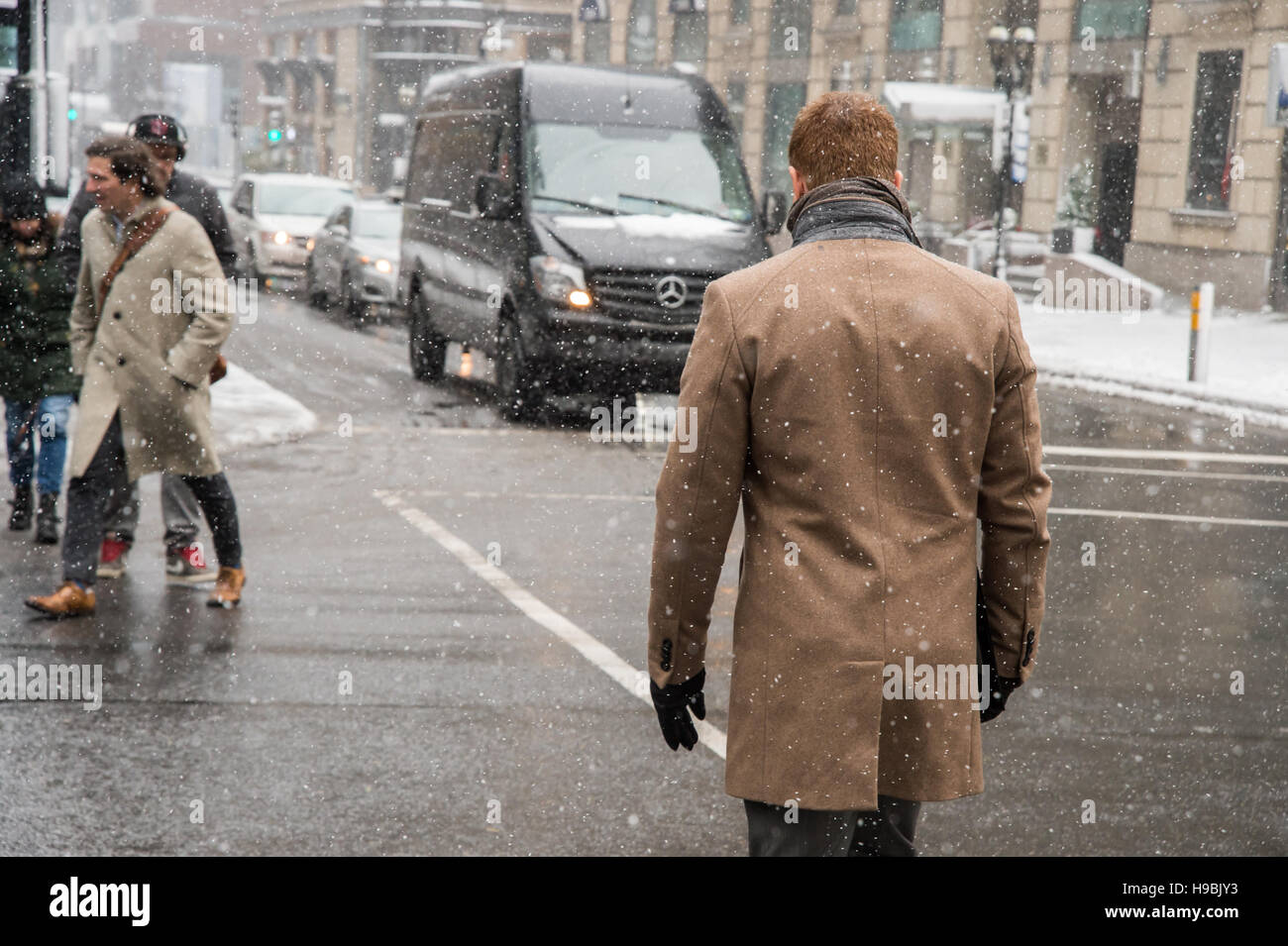 Montreal, Kanada. 21. November 2016. Erste Schnee der Saison trifft die Stadt. Fußgänger im Geschaeftsviertel. Bildnachweis: Marc Bruxelle/Alamy Live-Nachrichten Stockfoto