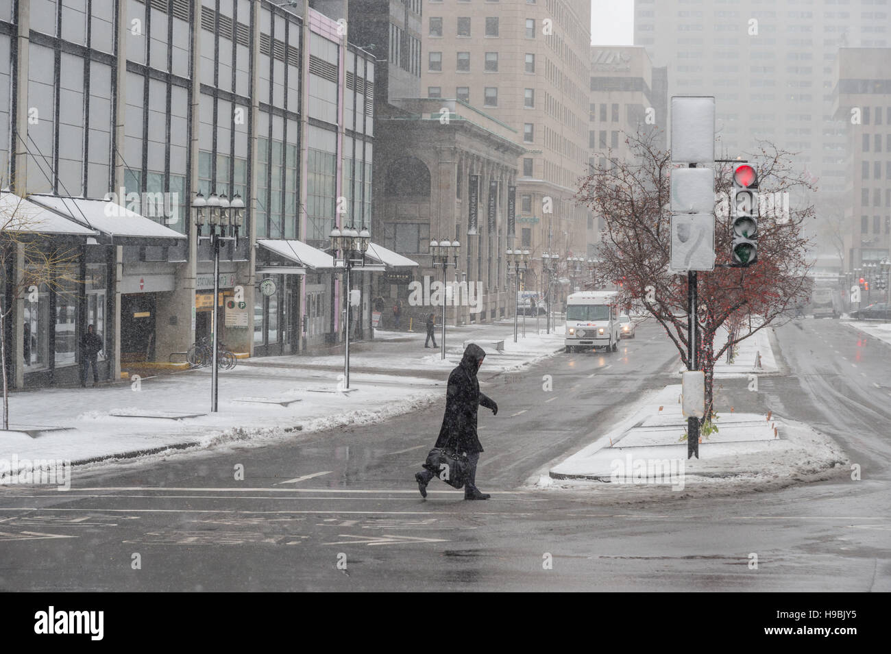 Montreal, Kanada. 21. November 2016. Erste Schnee der Saison trifft die Stadt. Fußgänger an der McGill College Avenue. Bildnachweis: Marc Bruxelle/Alamy Live-Nachrichten Stockfoto