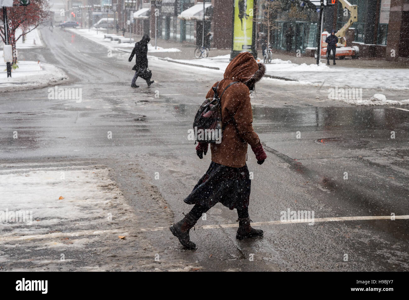 Montreal, Kanada. 21. November 2016. Erste Schnee der Saison trifft die Stadt. Fußgänger an der McGill College Avenue. Bildnachweis: Marc Bruxelle/Alamy Live-Nachrichten Stockfoto