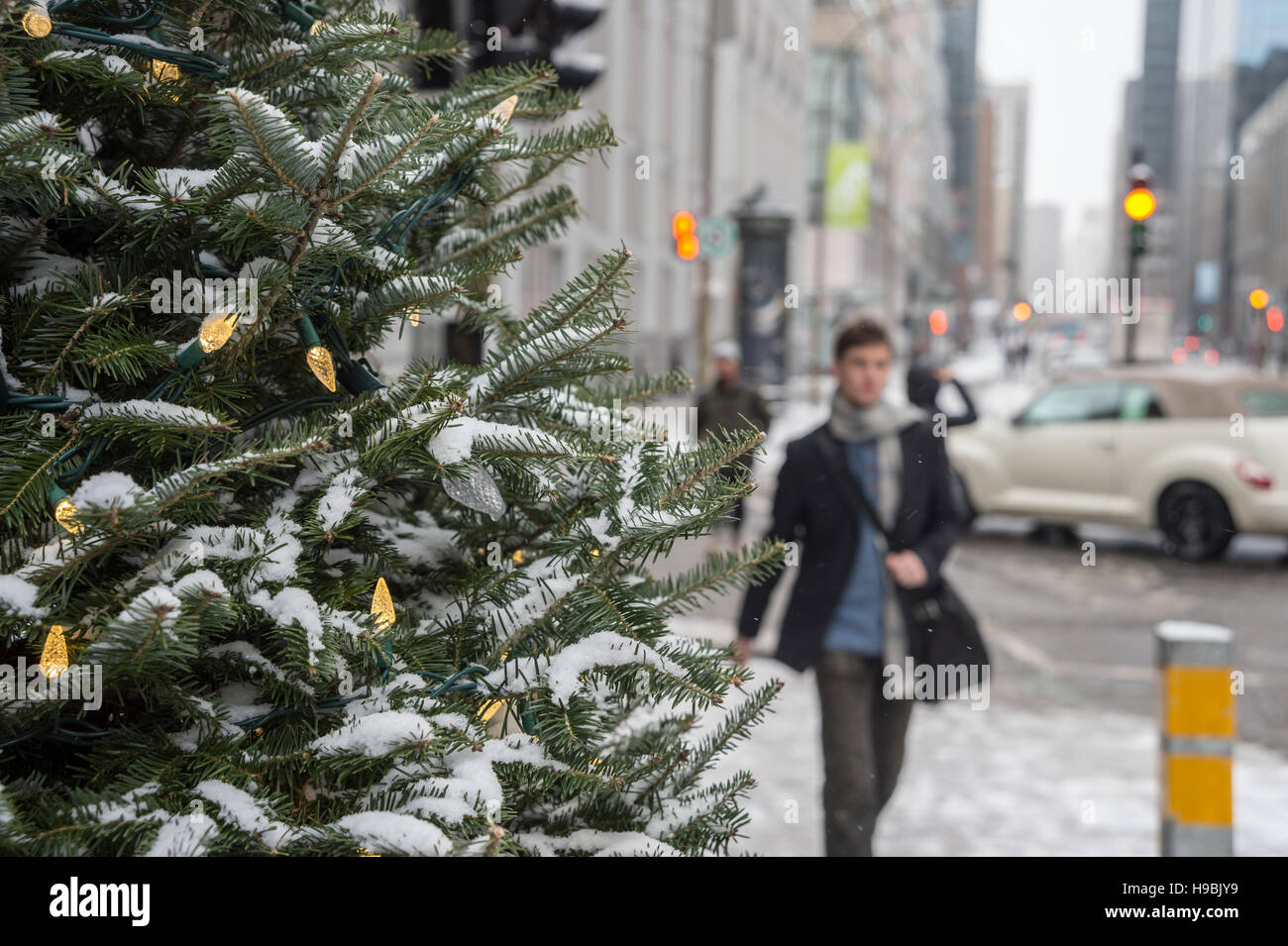 Montreal, Kanada. 21. November 2016. Erste Schnee der Saison trifft die Stadt. Fußgängerzone in der Innenstadt von Montreal. Bildnachweis: Marc Bruxelle/Alamy Live-Nachrichten Stockfoto