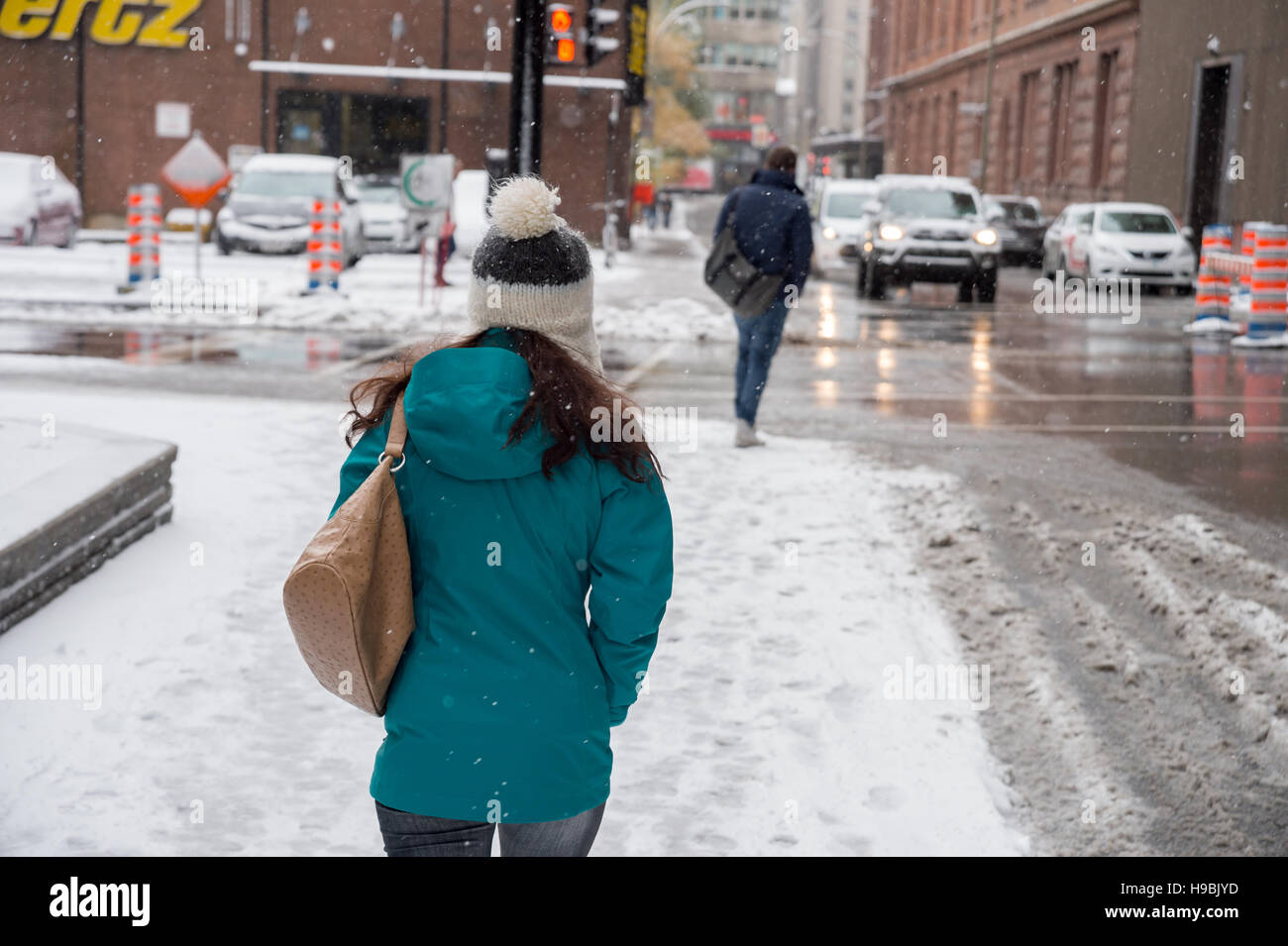 Montreal, Kanada. 21. November 2016. Erste Schnee der Saison trifft die Stadt. Fußgängerzone in der Innenstadt von Montreal. Bildnachweis: Marc Bruxelle/Alamy Live-Nachrichten Stockfoto