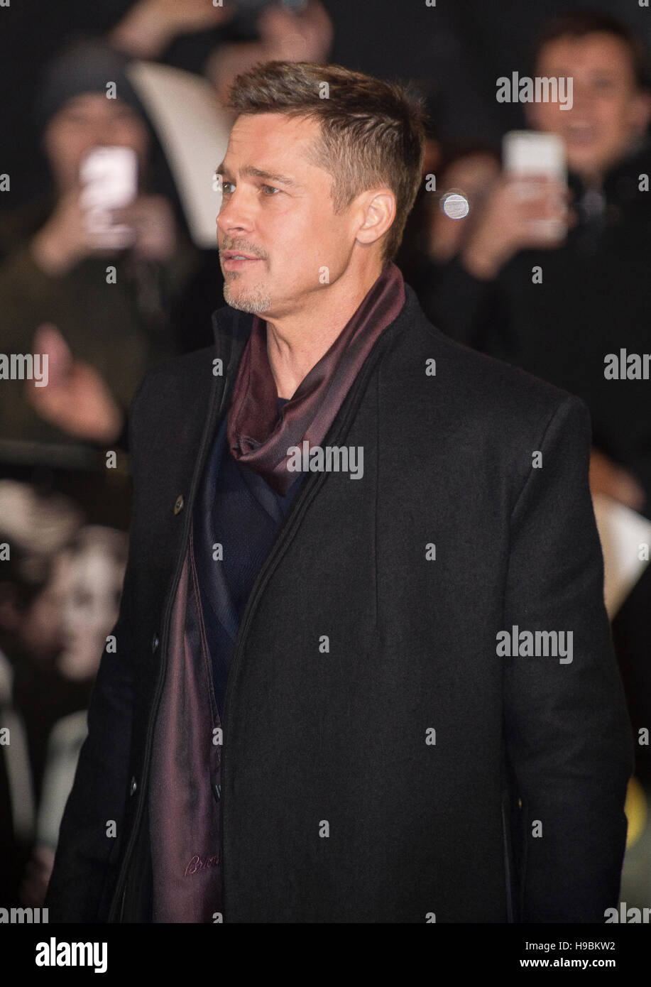 London, UK. 21. November 2016.  Brad Pitt besucht die UK-Premiere von "Alliierten" im Odeon Leicester Square am 21. November 2016 in London, England. Bildnachweis: Gary Mitchell/Alamy Live-Nachrichten Stockfoto