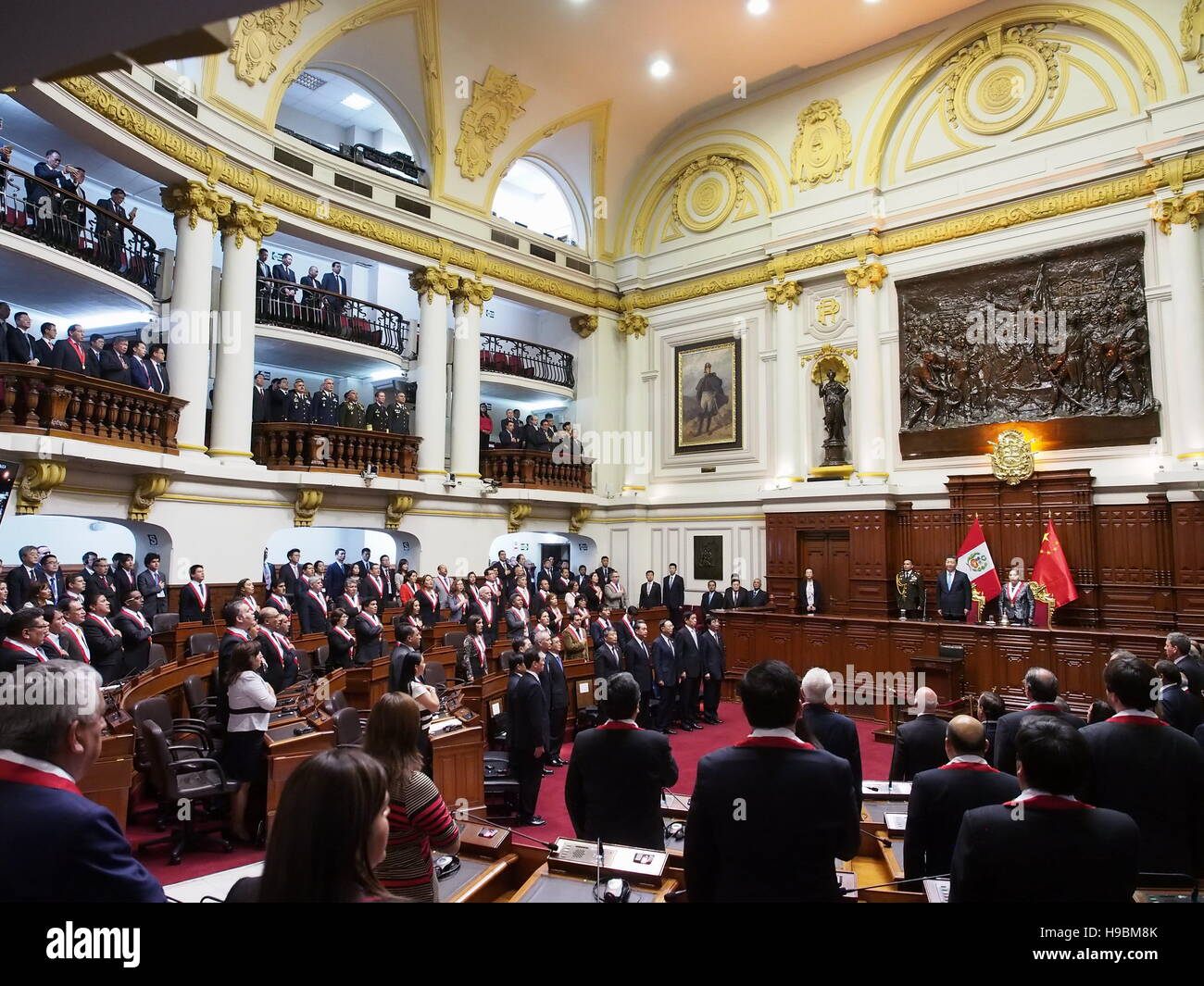 Der Präsident der Volksrepublik China, Xi Jinping und Luz Salgado, Präsident des peruanischen Kongresses, in einer feierlichen Sitzung im Plenarsaal. Xi Jinping erhielt die Ehrenmedaille des Kongresses der Republik Peru, vom Grand Cross Grad während des Staatsbesuchs in das XXXIV Gipfeltreffen der Asien pazifischen Wirtschaftsforums (APEC 2016). © Fotoholica Presseagentur/Alamy Live News Stockfoto