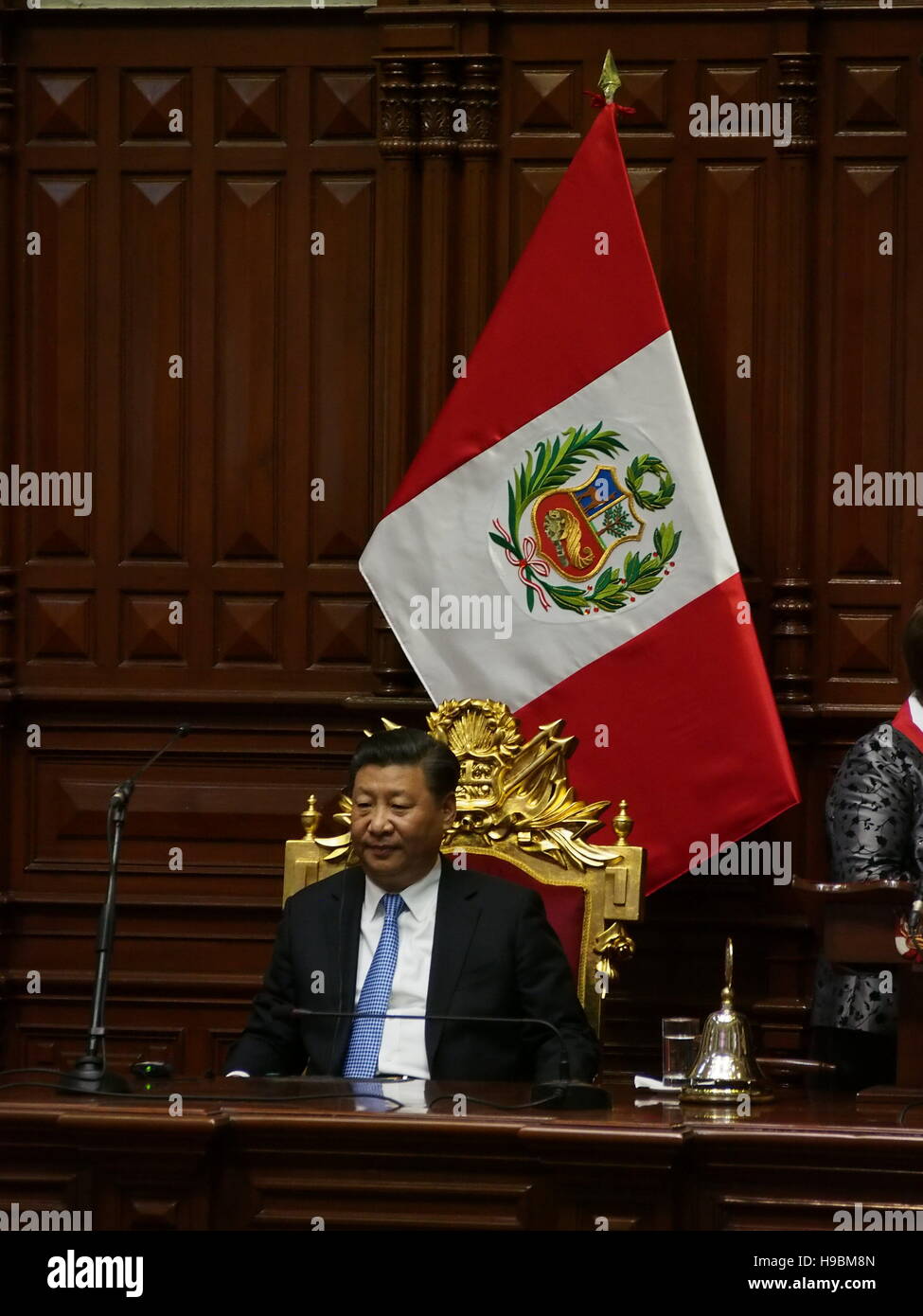 Der Präsident der Volksrepublik China, Xi Jinping, in einer feierlichen Sitzung im peruanischen Plenarsaal. Xi Jinping erhielt die Ehrenmedaille des Kongresses der Republik Peru, vom Grand Cross Grad während des Staatsbesuchs in das XXXIV Gipfeltreffen der Asien pazifischen Wirtschaftsforums (APEC 2016). © Fotoholica Presseagentur/Alamy Live News Stockfoto