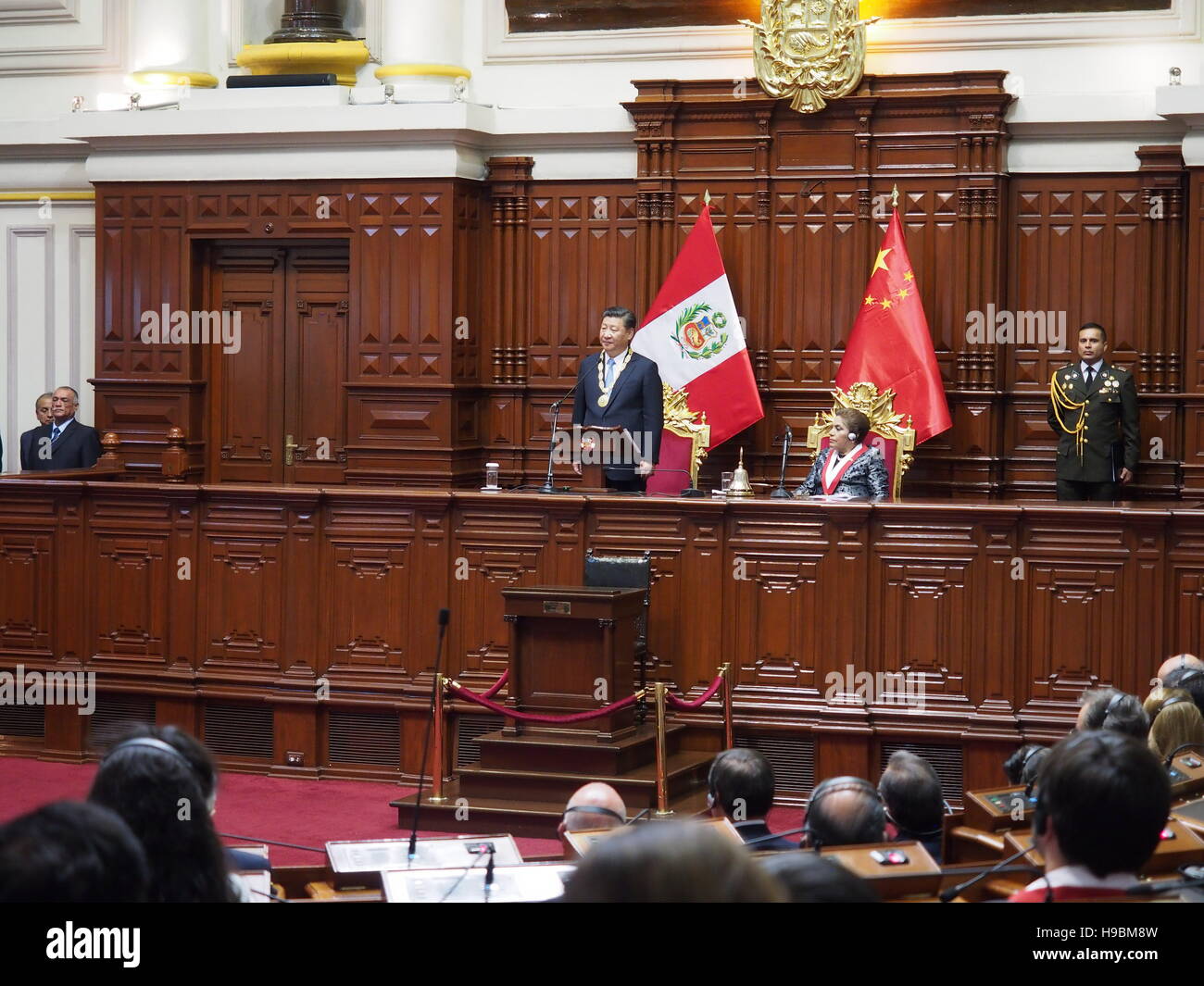 Der Präsident der Volksrepublik China, Xi Jinping und Luz Salgado, Präsident des peruanischen Kongresses, in einer feierlichen Sitzung im Plenarsaal. Xi Jinping erhielt die Ehrenmedaille des Kongresses der Republik Peru, vom Grand Cross Grad während des Staatsbesuchs in das XXXIV Gipfeltreffen der Asien pazifischen Wirtschaftsforums (APEC 2016). © Fotoholica Presseagentur/Alamy Live News Stockfoto