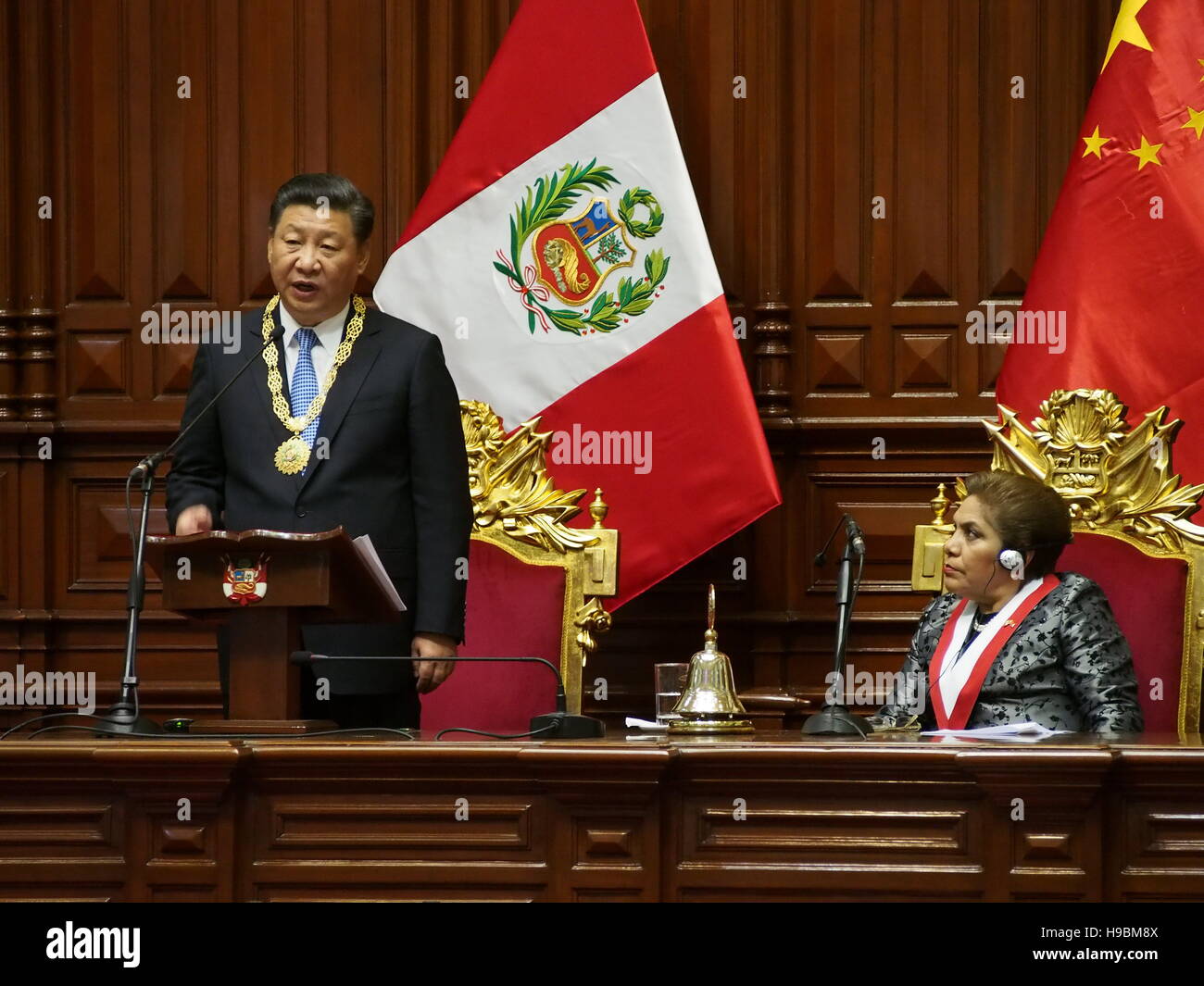 Der Präsident der Volksrepublik China, Xi Jinping und Luz Salgado, Präsident des peruanischen Kongresses, in einer feierlichen Sitzung im Plenarsaal. Xi Jinping erhielt die Ehrenmedaille des Kongresses der Republik Peru, vom Grand Cross Grad während des Staatsbesuchs in das XXXIV Gipfeltreffen der Asien pazifischen Wirtschaftsforums (APEC 2016). © Fotoholica Presseagentur/Alamy Live News Stockfoto