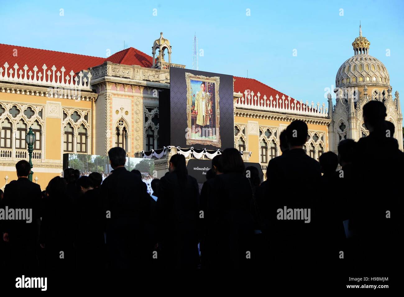 Bangkok, Thailand. 22. November 2016. Menschen singen die königliche Hymne während einer Veranstaltung, späten König Bhumibol Adulyadej am Government House in Bangkok, Thailand, 22. November 2016 zu Ehren. © Rachen Sageamsak/Xinhua/Alamy Live-Nachrichten Stockfoto