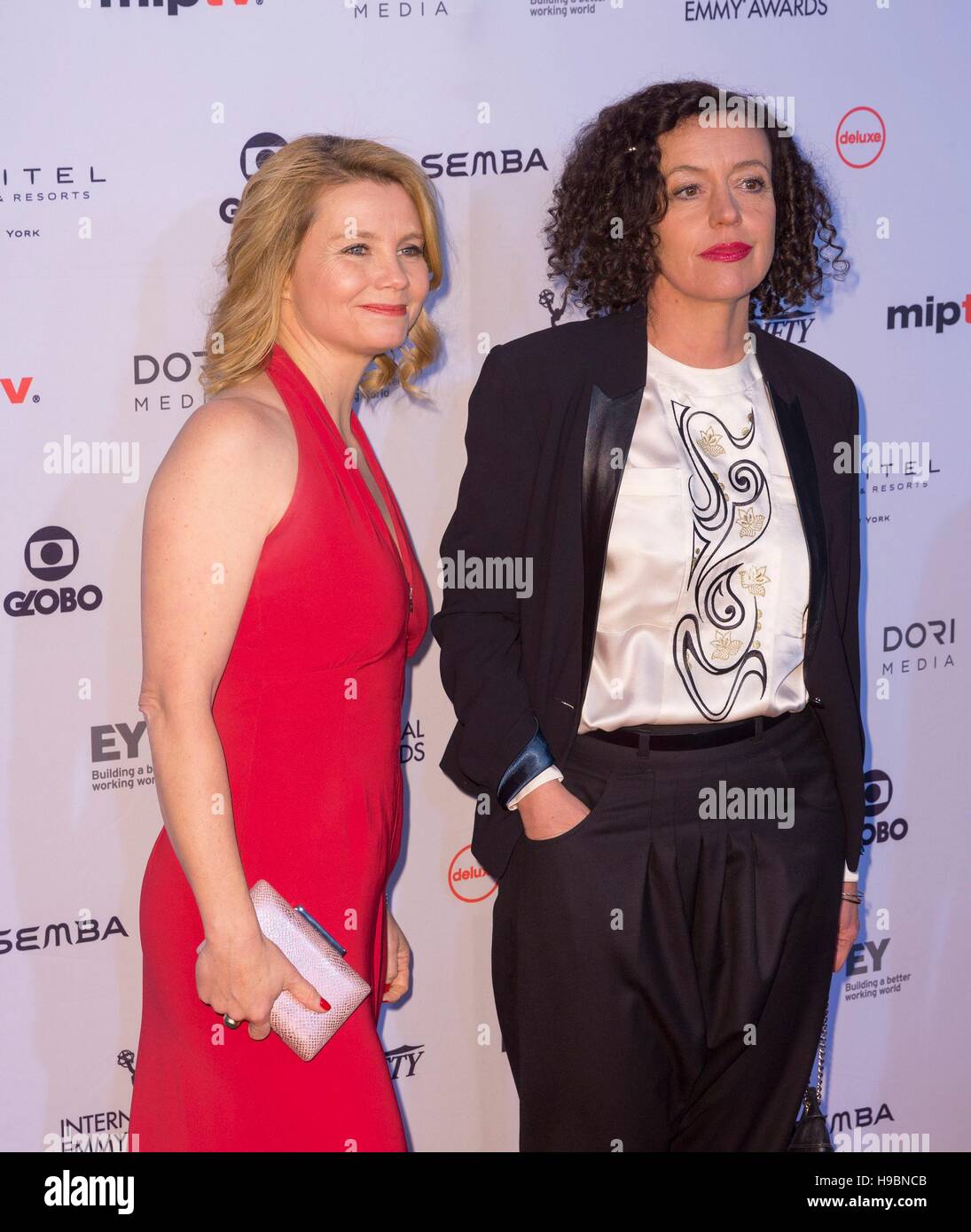 New York, NY, USA. 21. November 2016. Annette Frier, Maria Schrader bei der Ankunft für 44. internationalen Emmy Awards 2016 - Ankünfte, Quecksilber Ballroom in New York Hilton, New York, NY, 21. November 2016. Bildnachweis: Lev Radin/Everett Collection/Alamy Live-Nachrichten Stockfoto