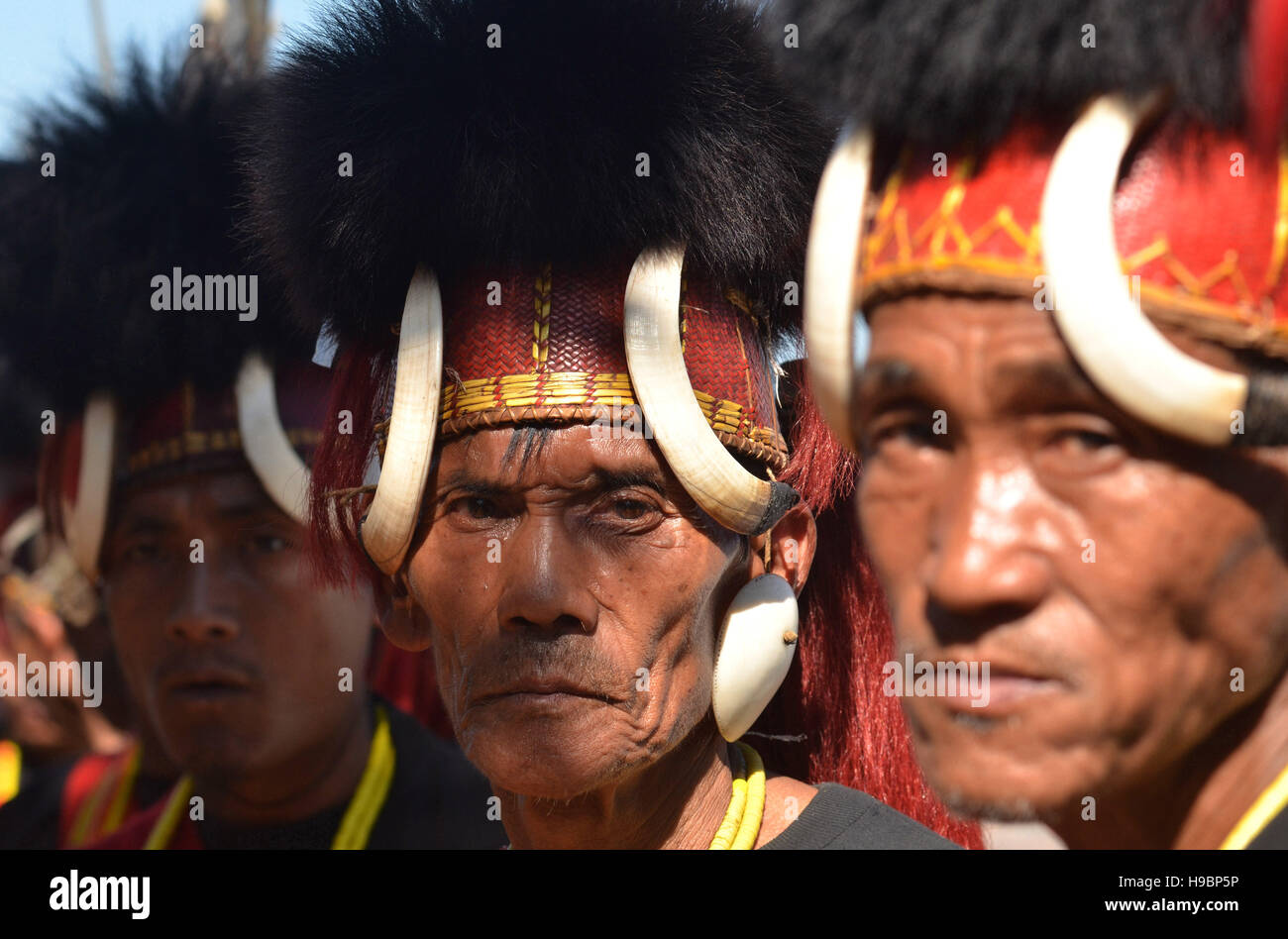 Dimapur, Indien. 22. Nov, steht 2016.Konyak Stammesangehörige in Bildung um eine kulturelle Tanz während der 9. Tag der Naga-Einheit auf Lager Khehoi, Outskirt von Dimapur, Indien nordöstlichen Bundesstaat Nagaland auf Dienstag, 22. November 2016. Nationalen sozialistischen Rat von Nagaland-Vereinigung entstand am 22. November 2007, alle kriegführende Partei der nationalen sozialistischen Rat von Nagaland-Khaplang und der nationalen sozialistischen Rat von Nagaland - Isak Muivah zu vereinheitlichen. NSCN kämpfen für das separate Naga Land von der Regierung von Indien seit Unabhängigkeit Indiens. y Caisii Mao © Caisii Mao/Alamy Stockfoto