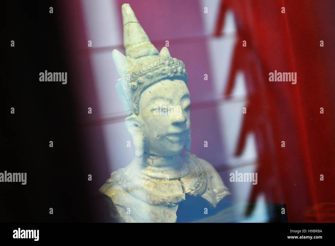 (161122)--BANGKOK, 22. November 2016 (Xinhua)--Foto am 13. November 2016 zeigt eine Sangkhalok-Stil Keramik Figur in der Si Sathanalai historische Park, Nord-Thailand Sukhothai Provinz angezeigt. Sangkhalok Porzellane entstanden durch alte Thai Töpfer um Si Satchanalai Sukhothai Provinz, in der Nordregion von Thailand, nach einem Handel anhaltenden Boom in der Keramik, die von chinesischen Kaufleuten initiiert. Die Herstellung von Sangkhalok Porzellan zwischen dem 13. und 16. Jahrhundert gipfelte, wie lokalen Töpfer chinesische und vietnamesische keramischen Techniken, um die kulturellen Elemente der gewöhnt so Stockfoto