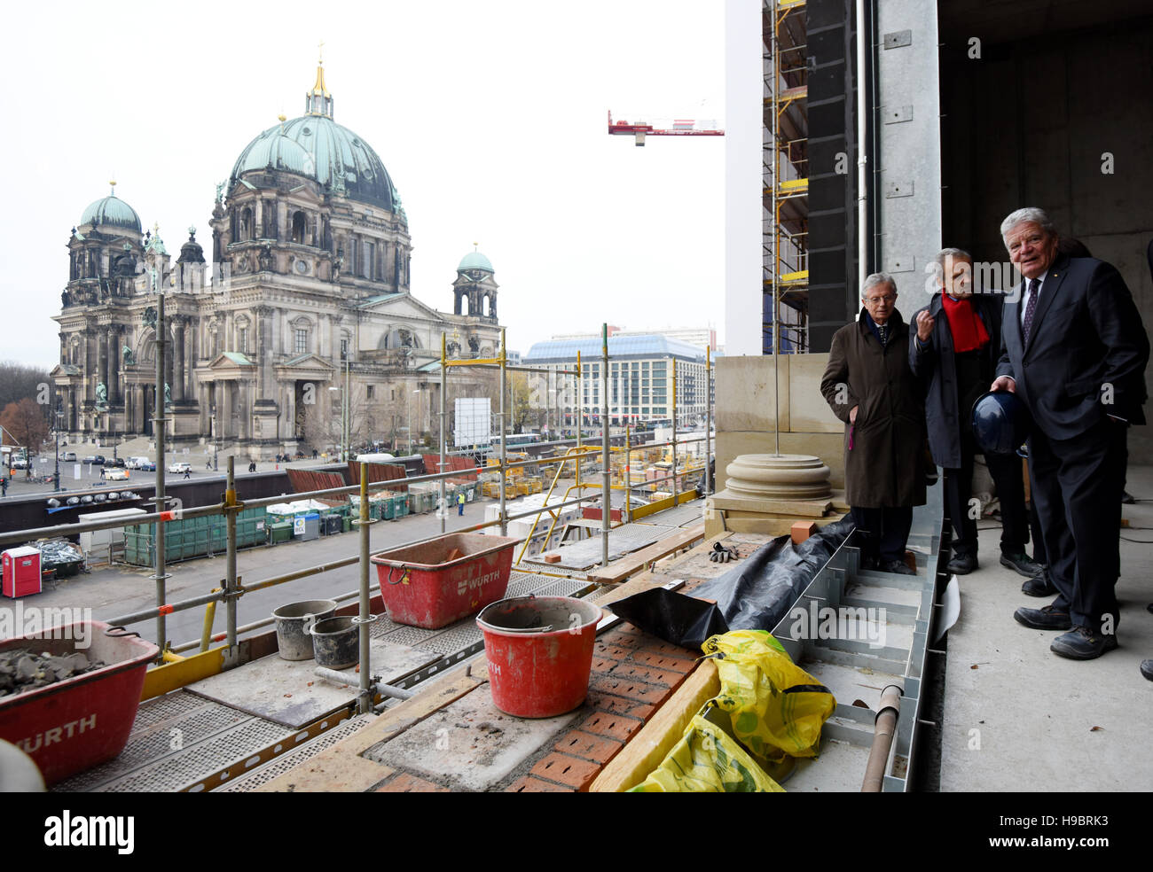 Berlin, Deutschland. 22. November 2016. R-l: der deutsche Präsident Joachim Gauck, Horst Bredekamp, Direktor des Palastes und das Humboldt-Forum und Wilhelm von Boddien, Vorsitzender des Arbeitskreises Berliner Schloss auf der Baustelle, wo das Berliner Schloss ist derzeit in Berlin, Deutschland, 22. November 2016 errichtet. Foto: Rainer Jensen/Dpa/Alamy Live-Nachrichten Stockfoto