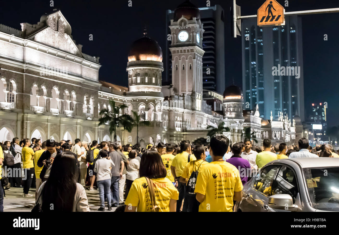 Kuala Lumpur, Malaysia. 22. November 2016. Eine große Menschenmengen besucht Bersih 5 Mahnwachen am Dataran Merdeka, nächtlichen Mahnwachen für Bersih 5 Rallye Veranstalter Maria Kinn Abdullah zu halten, bis sie Freilassung aus dem Gefängnis sein kann. Sie ist derzeit unter SOSMA (Security (Sondermaßnahmen) Ordnungswidrigkeiten 2012), wo SOSMA Act vor allem an Adresse nützt verhaftet Terrorismus im Zusammenhang mit Straftaten. Bildnachweis: Danny Chan/Alamy Live-Nachrichten. Stockfoto