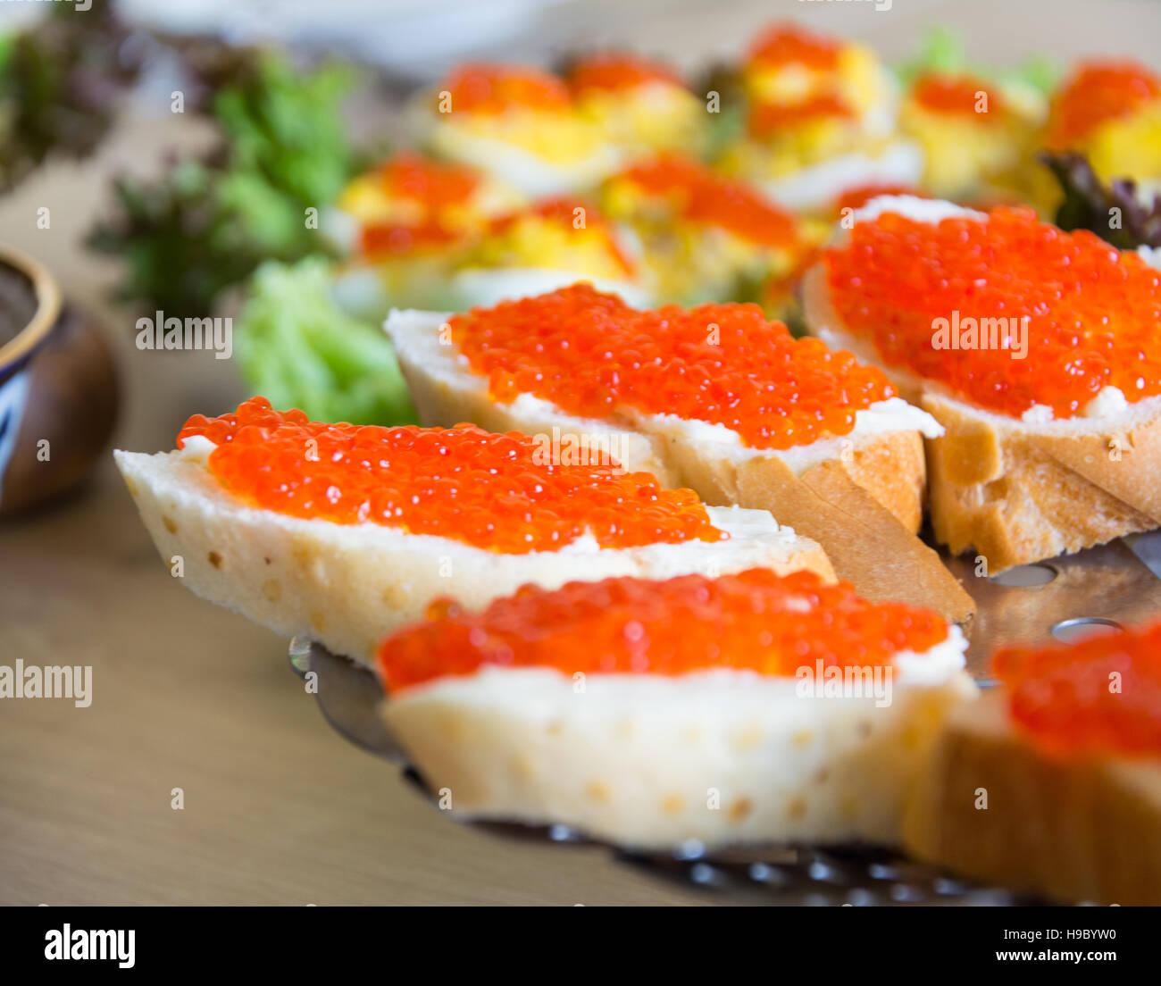 Sandwiches mit rotem Kaviar auf dem festlichen Tisch Stockfoto