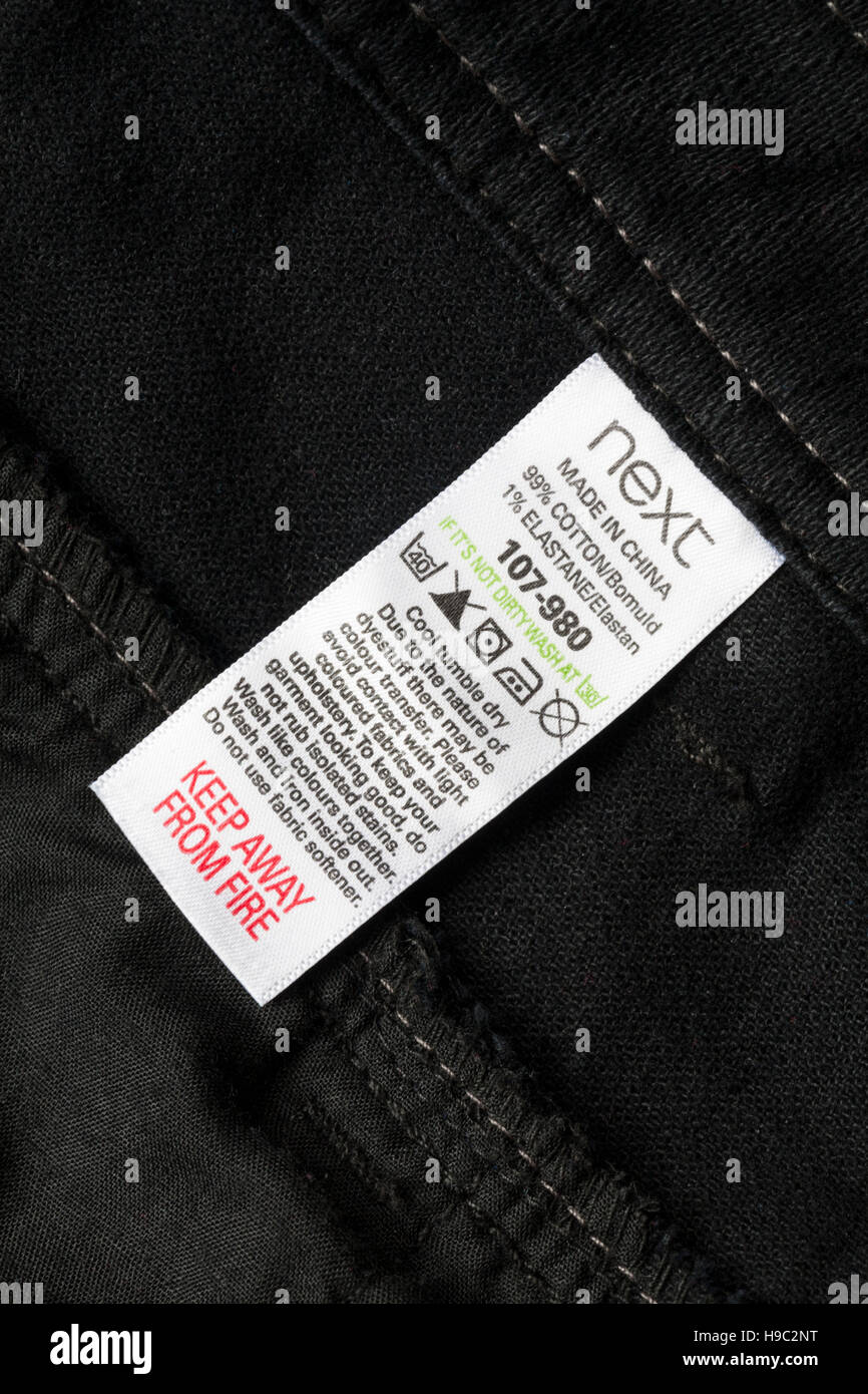Nächste Beschriftung in schwarzen Jeans in China 99% Baumwolle 1% Elasthan  - in der UK Vereinigtes Königreich, Großbritannien verkauft Stockfotografie  - Alamy