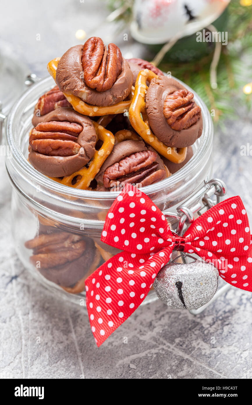 Schokolade, Karamell Pecan Brezel beißt Stockfoto