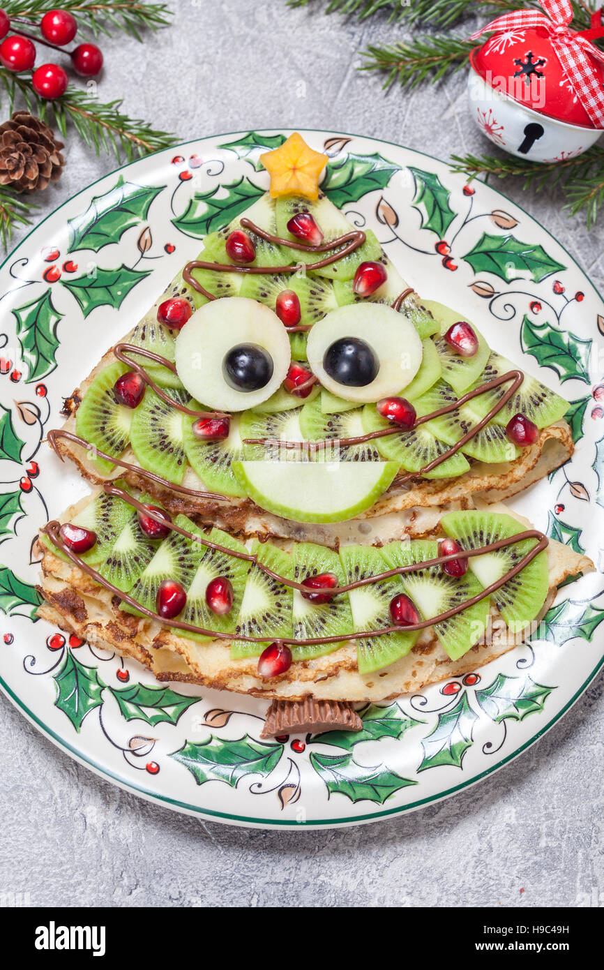 Lustige Weihnachtsbaum geformt süße Pfannkuchen Pfannkuchen zum Frühstück Stockfoto