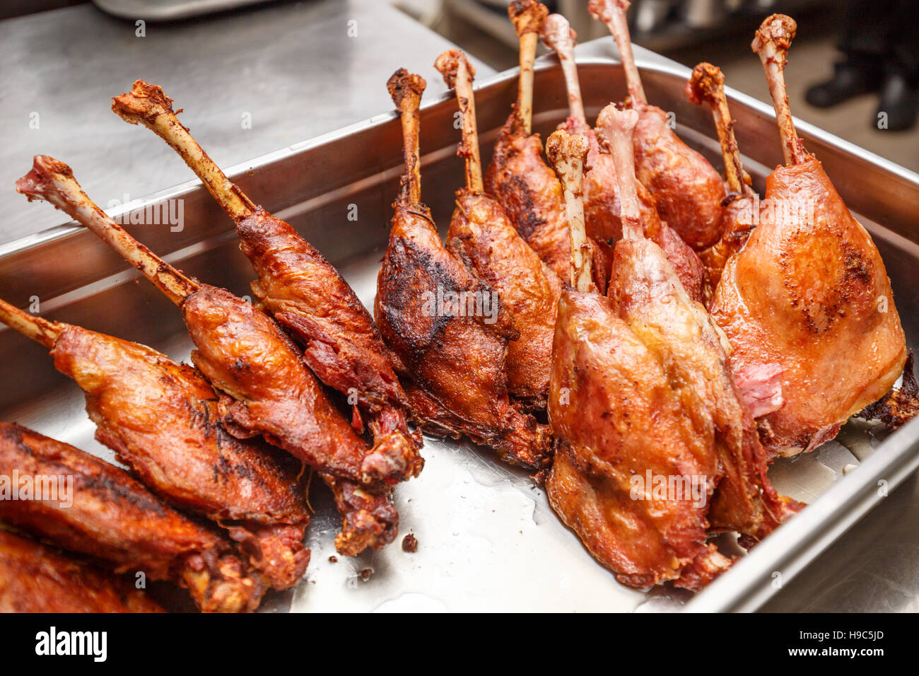 Gebratene Entenkeulen in Pfanne, Restaurantküche Stockfoto