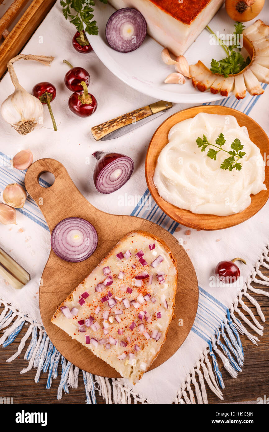 Eine Scheibe Brot mit Schmalz bestrichen war ein typisches Grundnahrungsmittel in der traditionellen ländlichen Küche vieler Länder Stockfoto