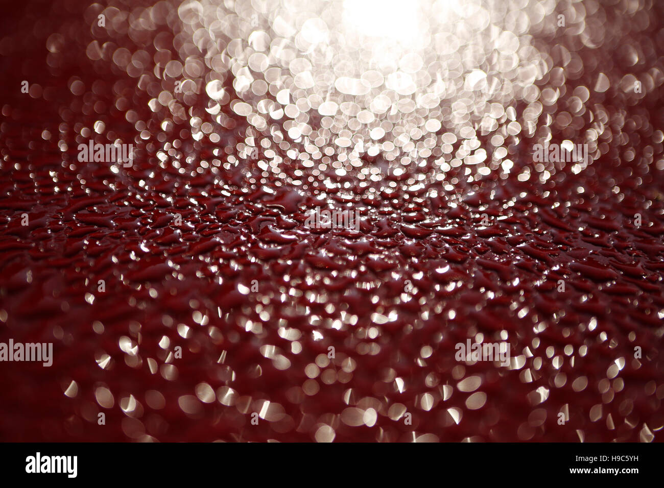 Struktur, Motorhaube Auto voller Morgentau, rot, Wasser, Herbst, Tautropfen Stockfoto