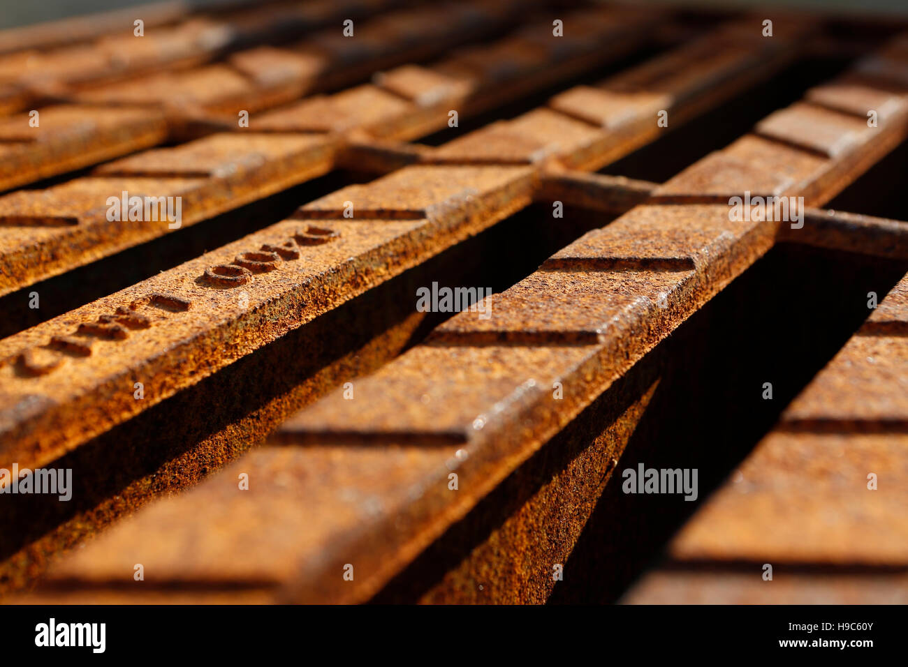 Struktur, Eisengitter, Rost, verrostet, Bau, Konstruktion, Detail einer Kanal-Abdeckung Stockfoto