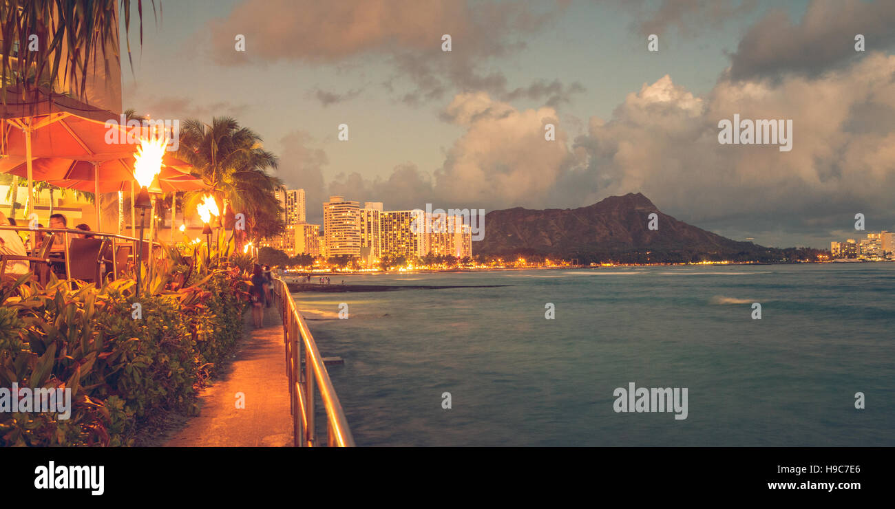Eine Fackel entzündet am Meer Gehweg führt der Weg zum Waikiki und Diamond Head in Honolulu, HI Stockfoto