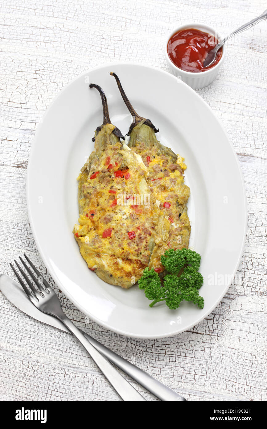 Tortang Talong mit Giniling, Auberginen-Omelette mit Mett, filipino Nahrung Stockfoto