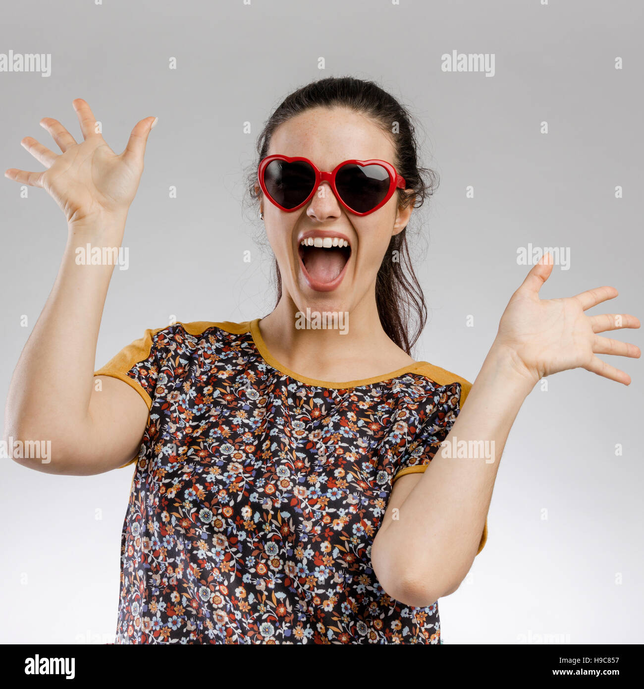 Porträt von eine glückliche Frau mit Sonnenbrille spielen und Lächeln Stockfoto