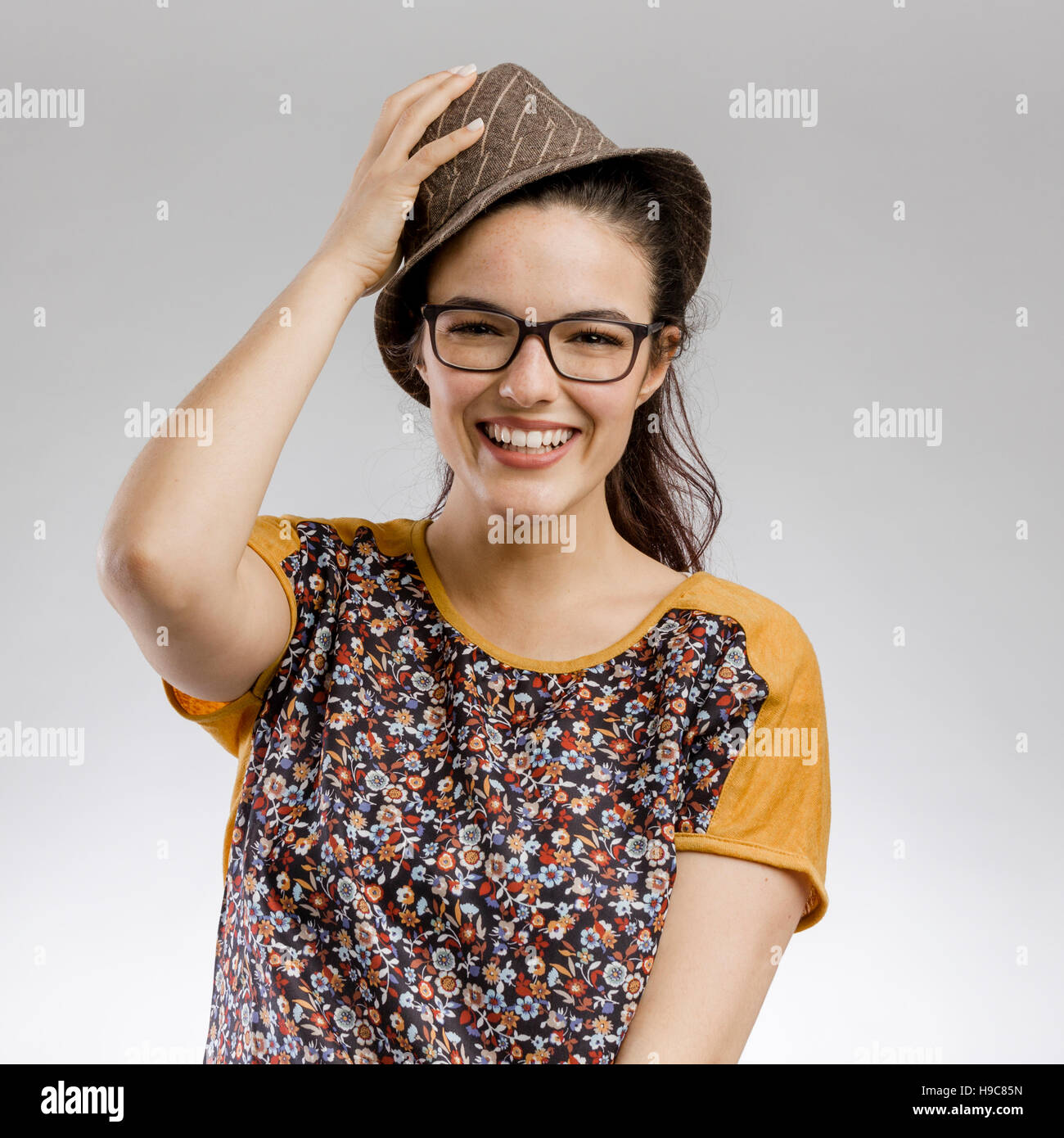 Porträt einer glücklichen Frau mit einem Hut und smilling Stockfoto