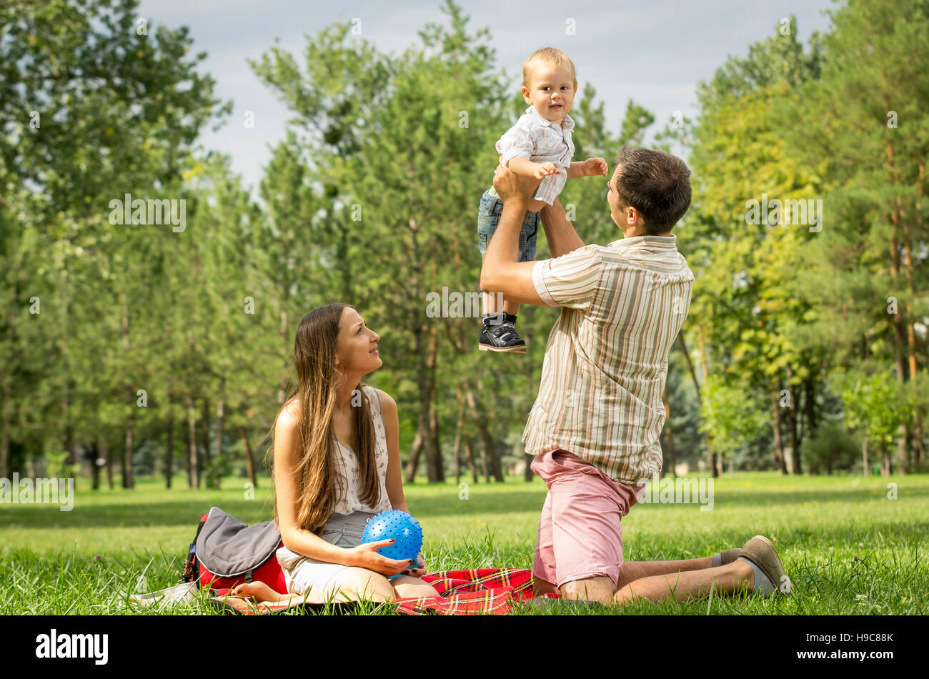 Porträt der Mutter, Vater und kleiner Sohn glücklich lächelnd in den Park. Stockfoto