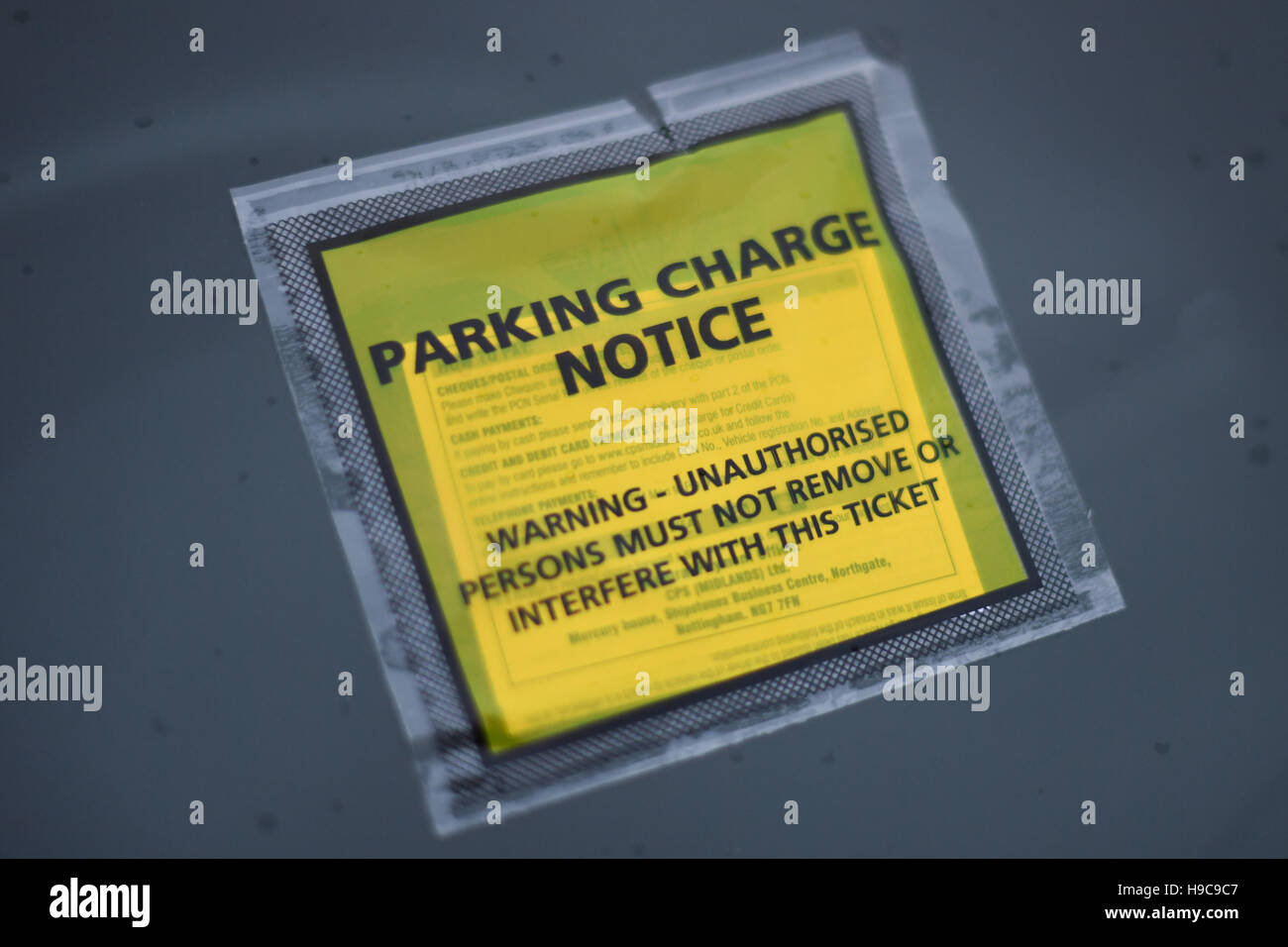 Strafe kostenlos Mitteilung über die Windschutzscheibe des Autos. Parkticket an regnerischen Windschutzscheibe Stockfoto